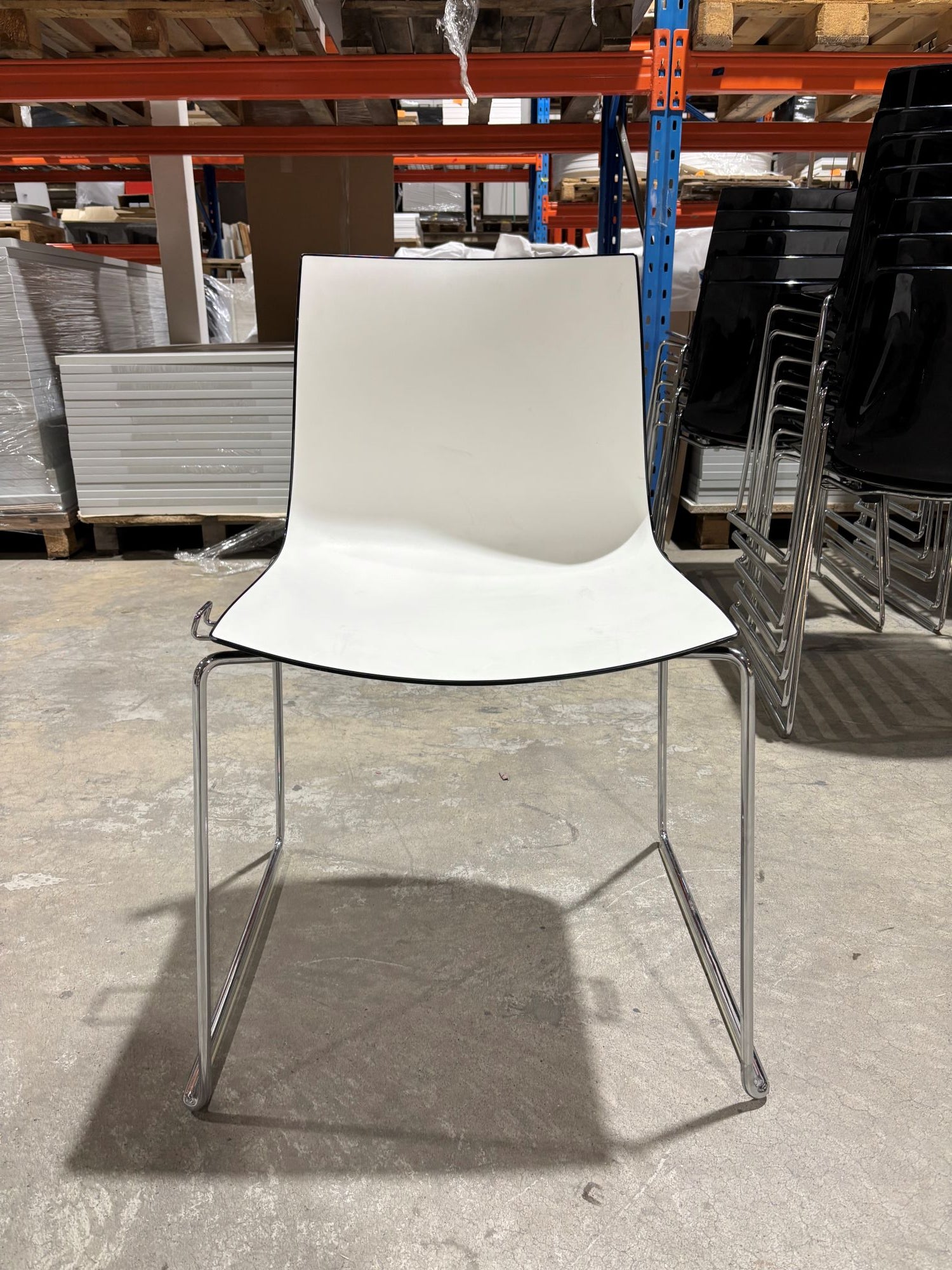 Konferansestol hvit Arper Catifa sort rygg krom meieunderstell stablebar