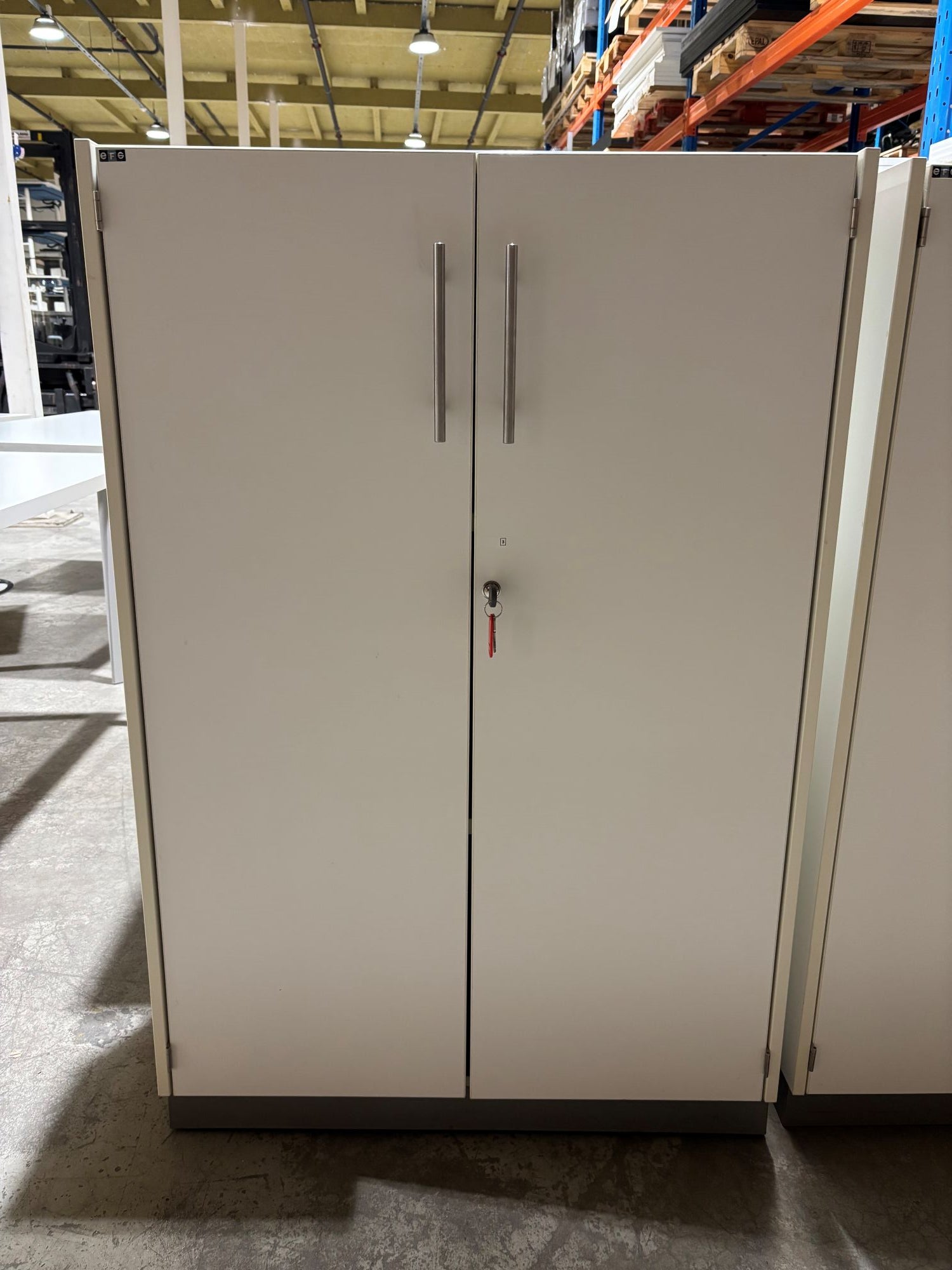 Skap 3P hvit slagdører EFG B80 D40 H120 låsbart