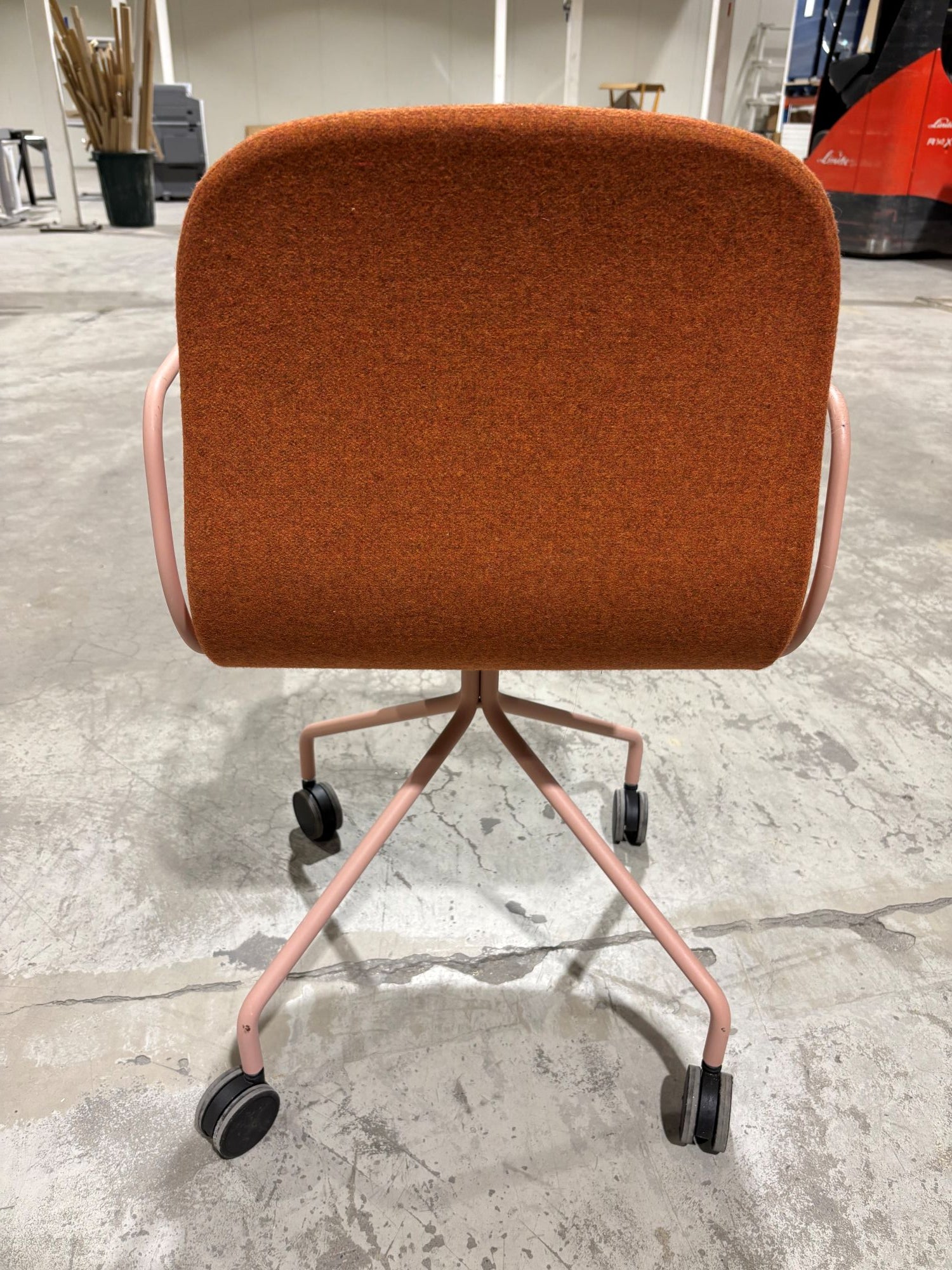 Konferansestol Neo Lite orange Materia rosa hjulkryss armlen