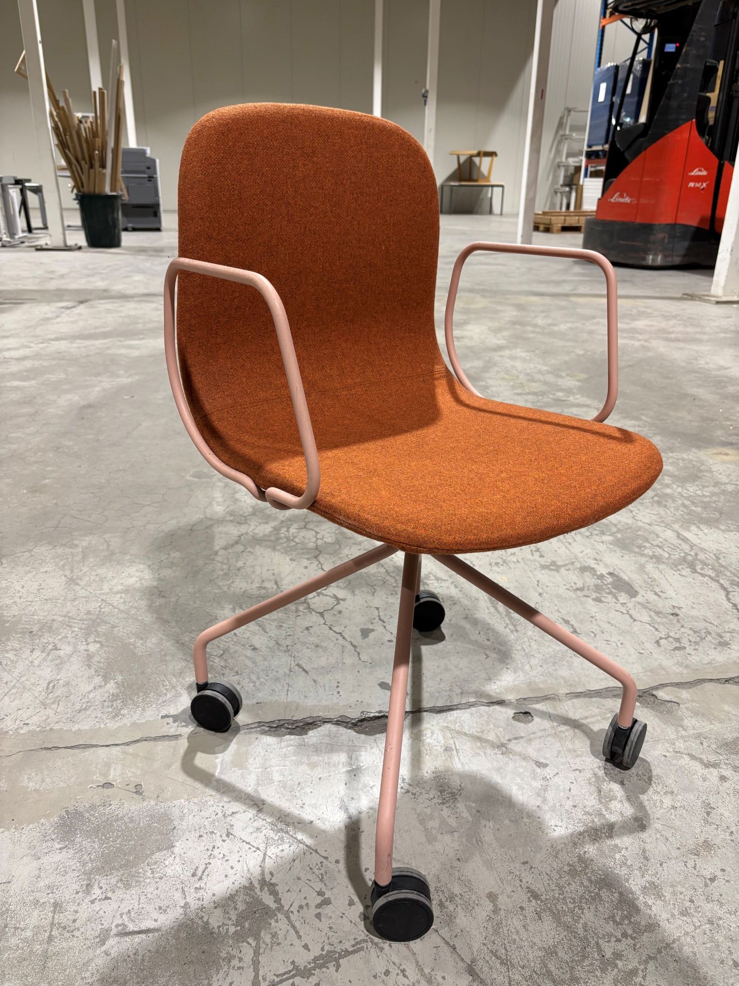 Konferansestol Neo Lite orange Materia rosa hjulkryss armlen