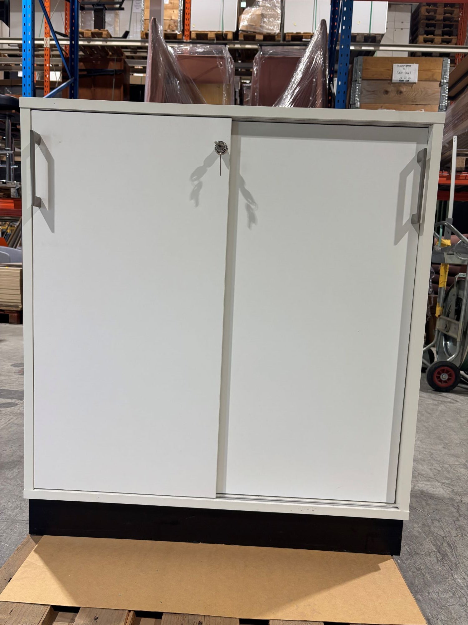 Skap 2P hvitt Holmris skyvedører H90 B81 D39