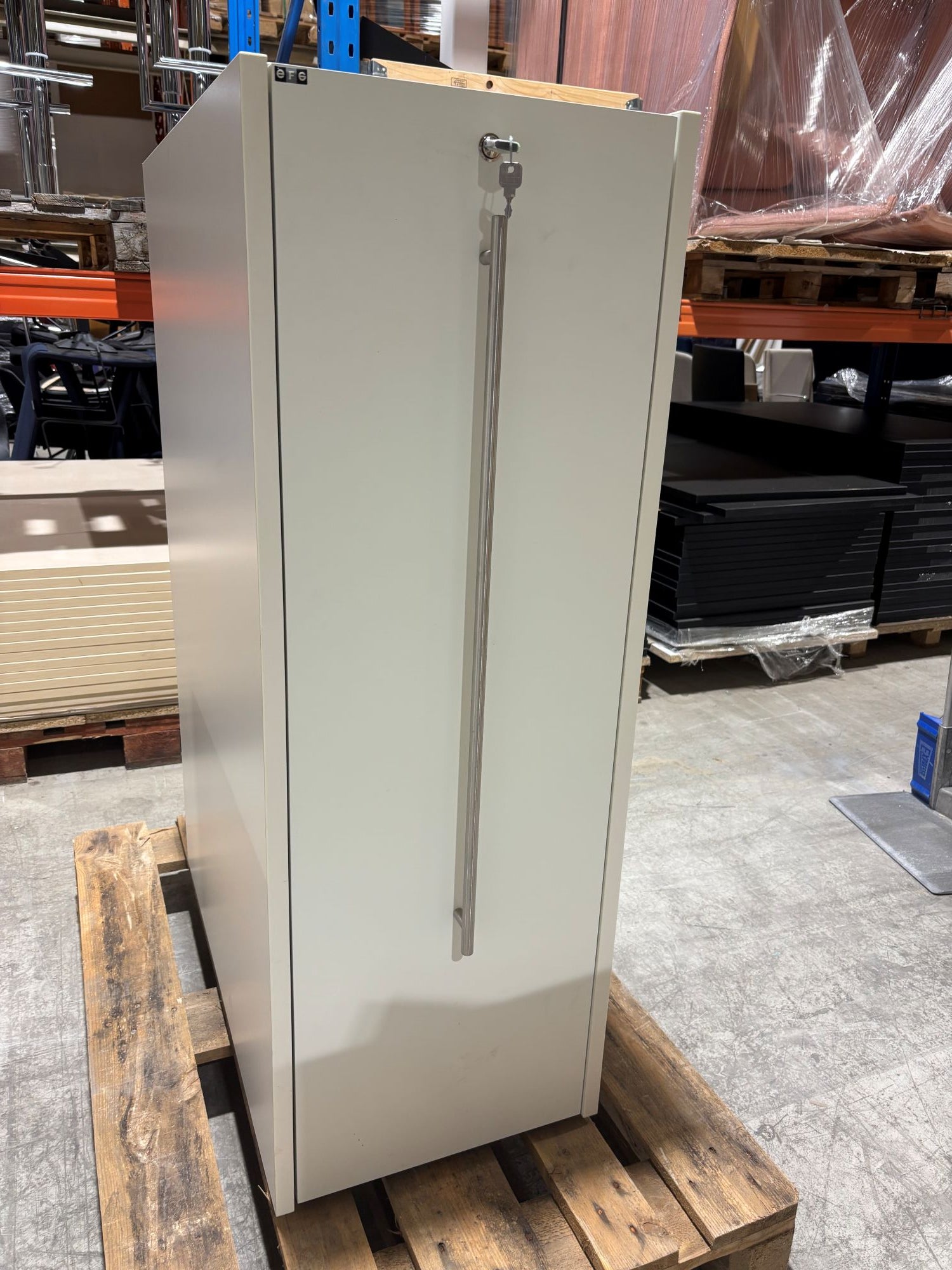 Tårnskap 3P hvitt EFG H120 D80 B42,5 låsbart