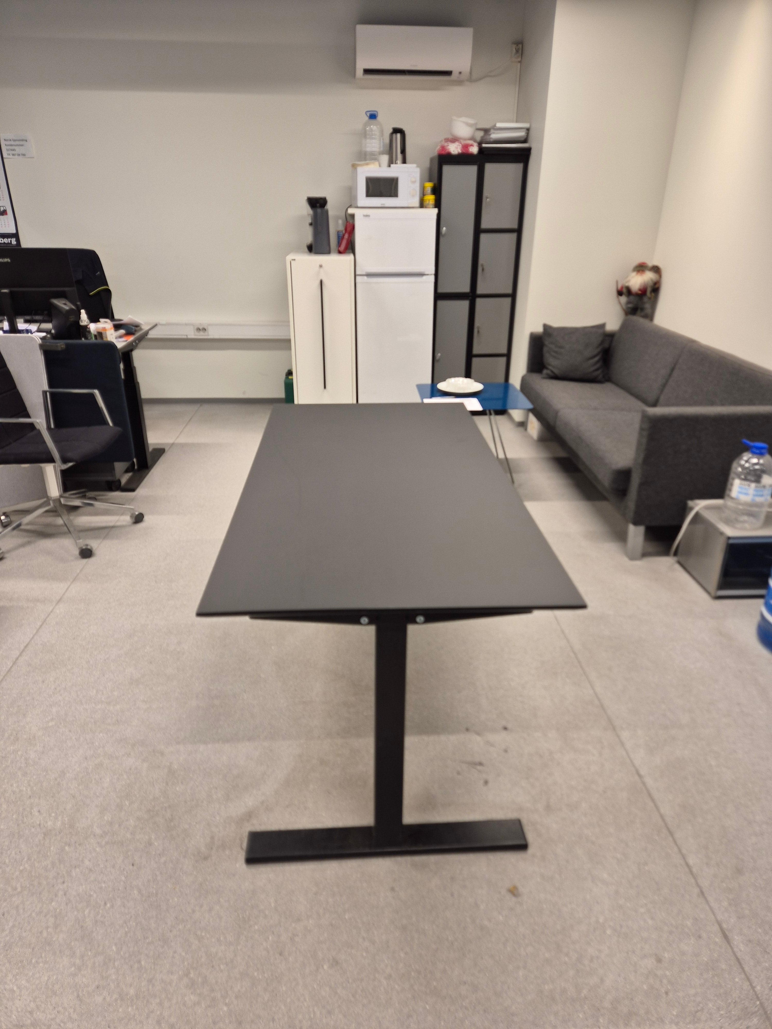 Møtebord antrasitt 160x80cm på sorte t-ben