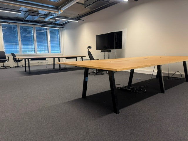 Møtebord eik 380 x 160 sorte ben 2 luker med brønner og 6 kontakter med strøm i hver