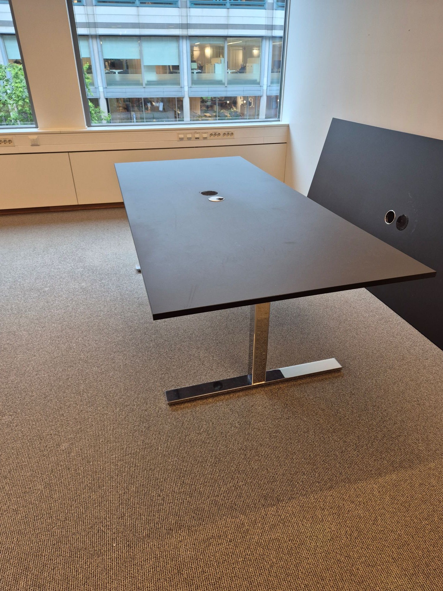 Møtebord sort 220 x 100 krom t-ben understell 1 kabelhull