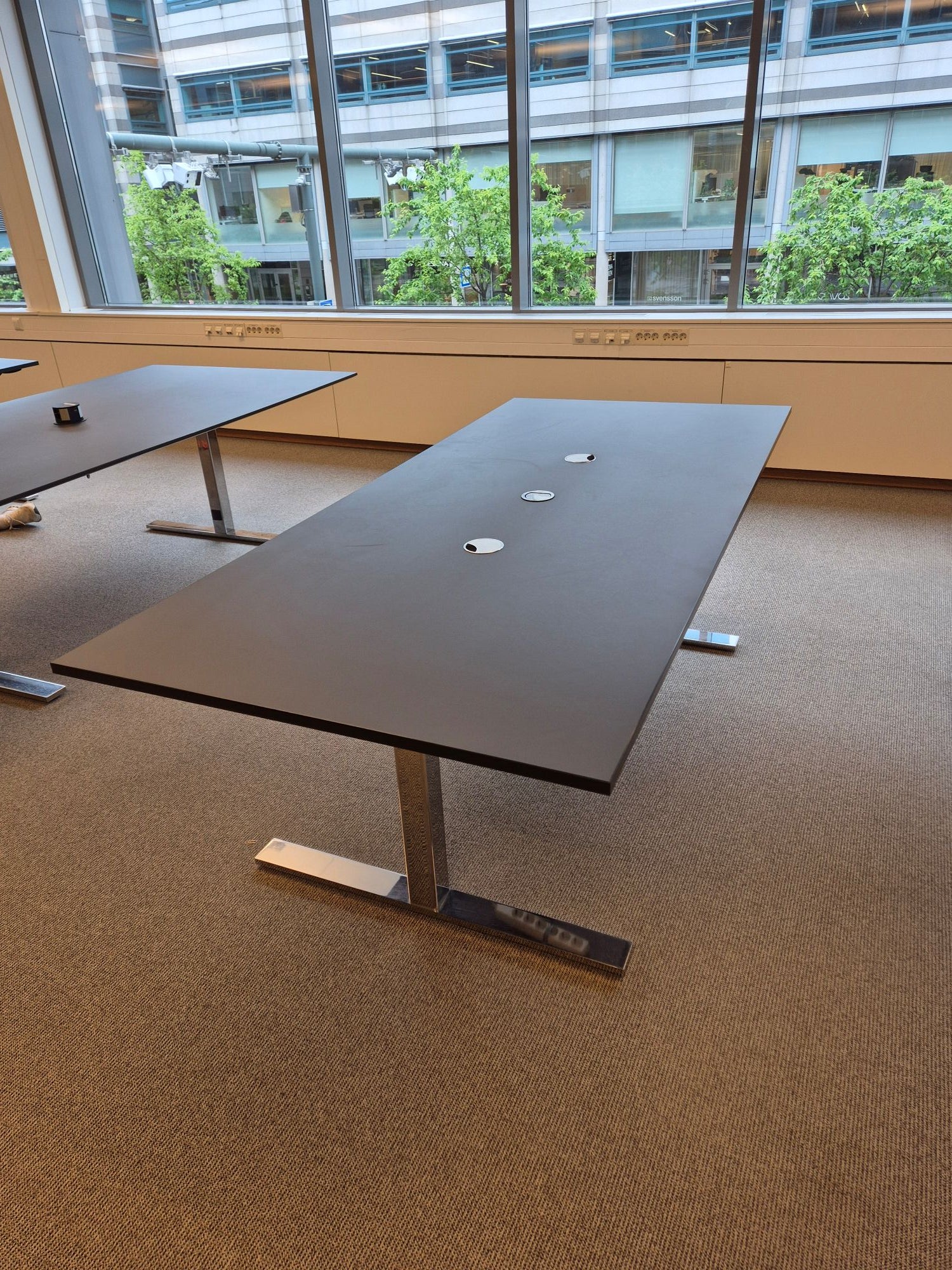 Møtebord sort 220 x 100 krom t-bens understell 2 kabelhull powerdot med strøm og 2 usb.