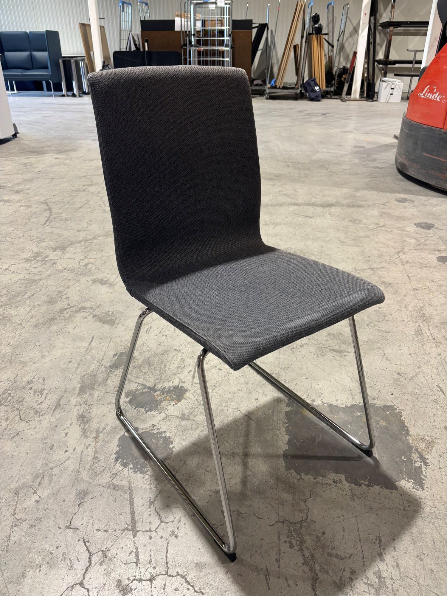 Konferansestol grå krom meie understell