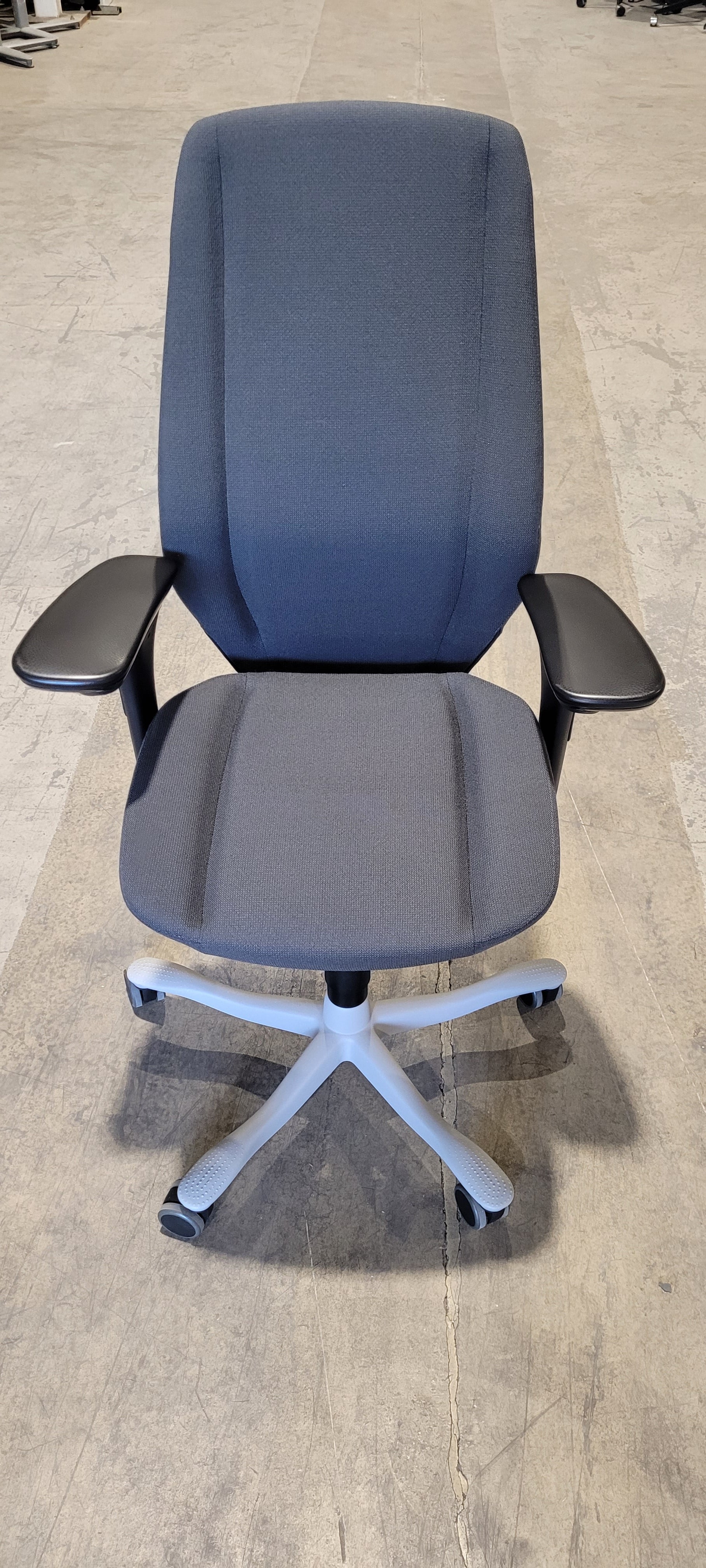 Kontorstol grå Kinnarps 9000 armlen grått hjulkryss