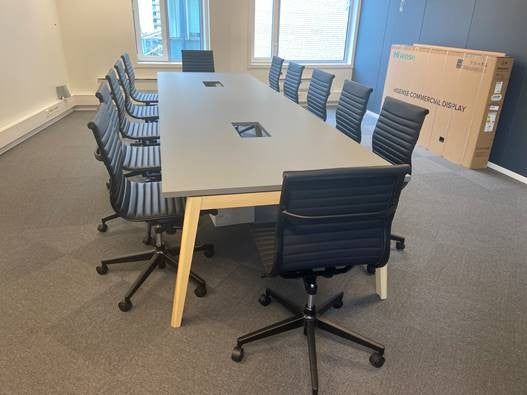 Konferansestol sort KK Lunner lav rygg kunstskinn armlen alu hjulkryss