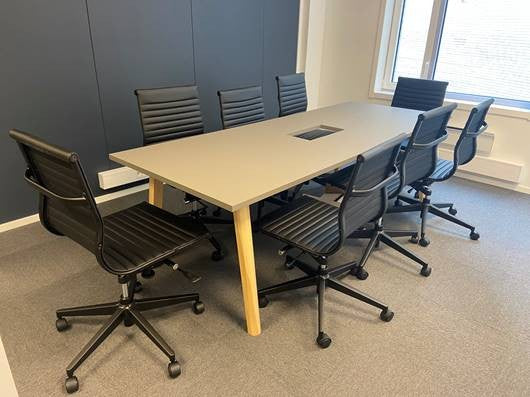 Konferansestol sort Lunner lav rygg kunstskinn armlen sort hjulkryss