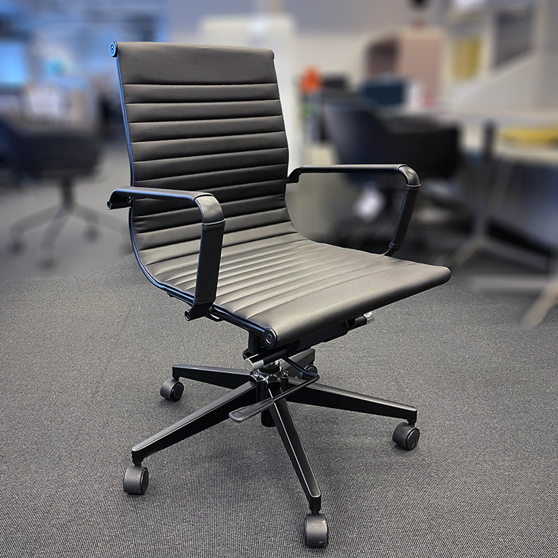 Konferansestol sort Linn kunstskinn armlen sort hjulkryss