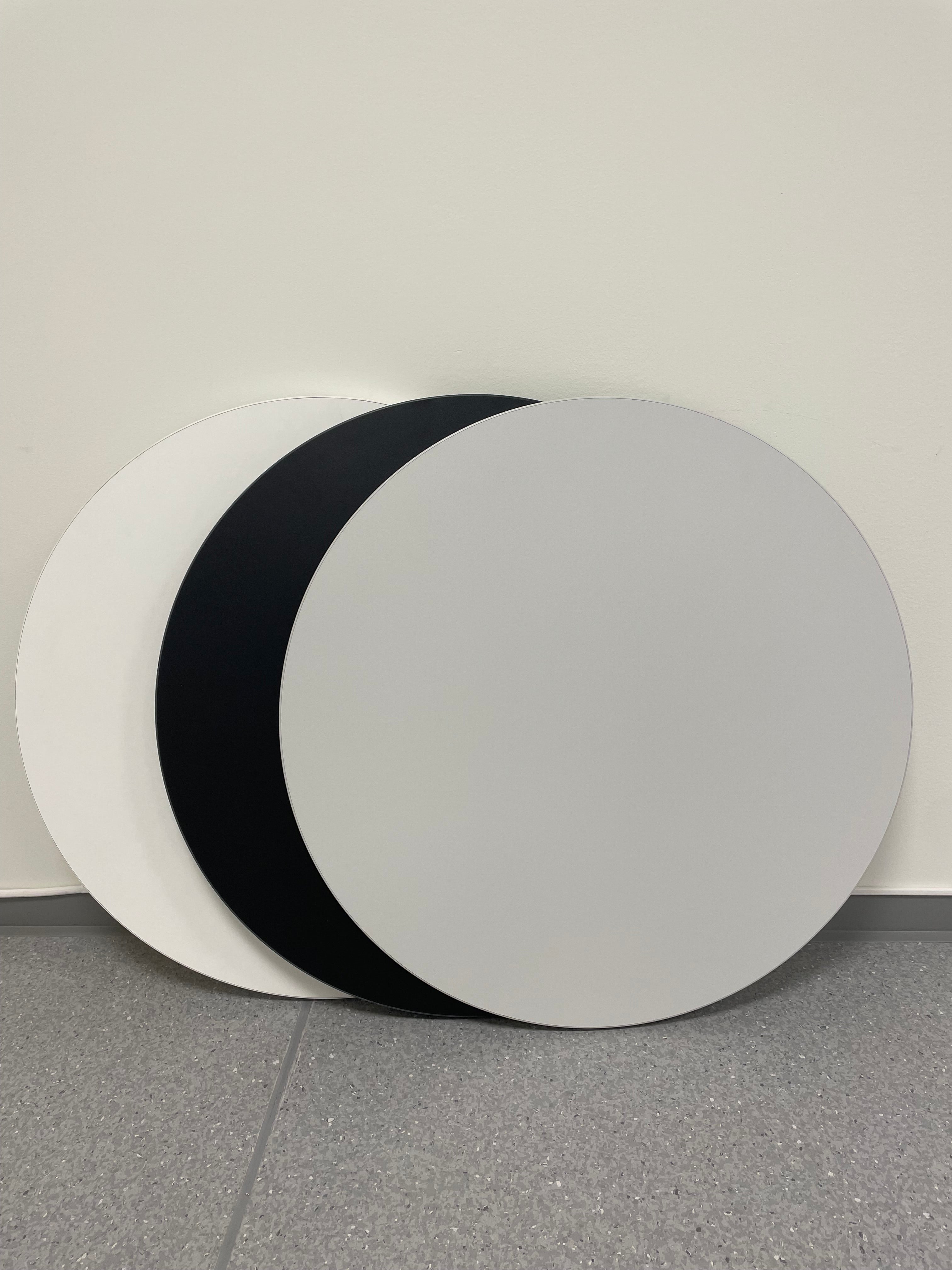 Plate lys grå Ø 60 cm rund