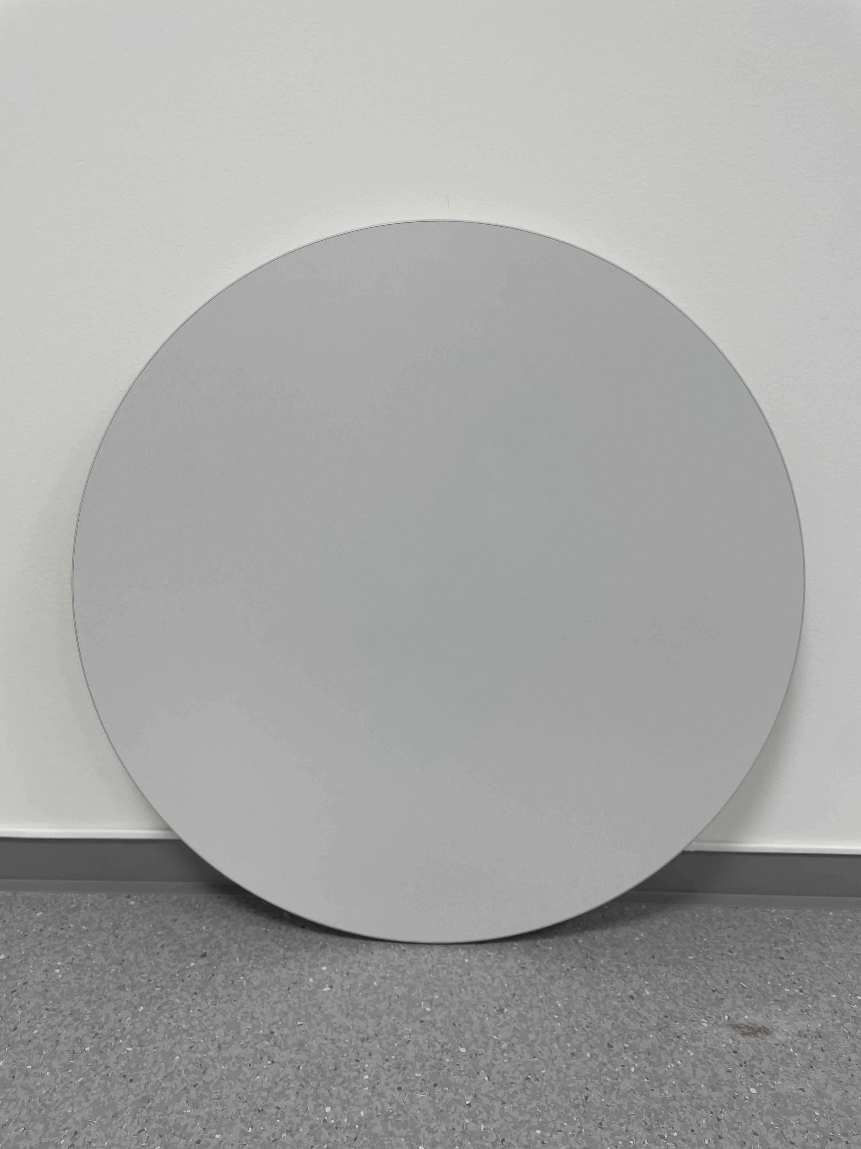 Plate lys grå Ø 80 cm rund