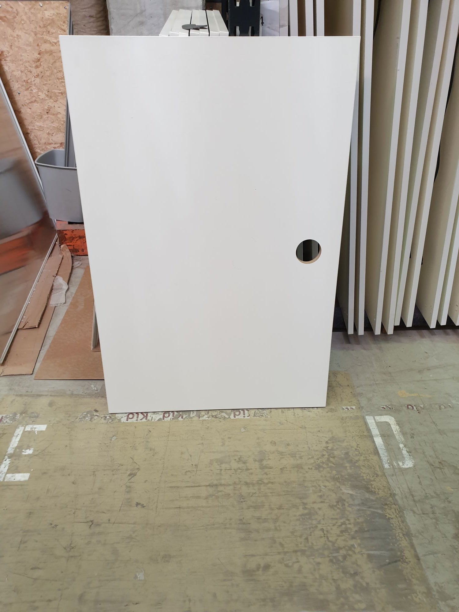 Plate lys grå 120x80 kabelhull midtstilt bak.