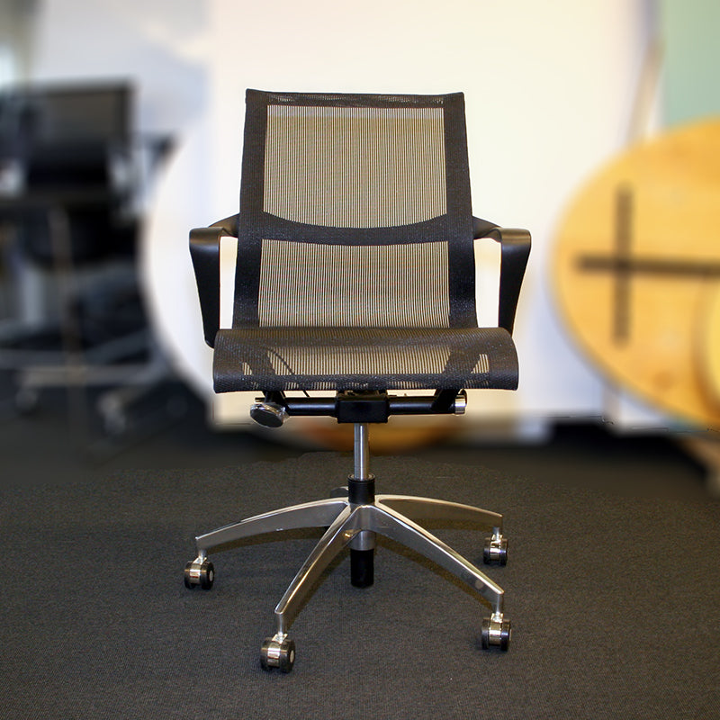 Konferansestol sort mesh KS Air armlen sort hjulkryss