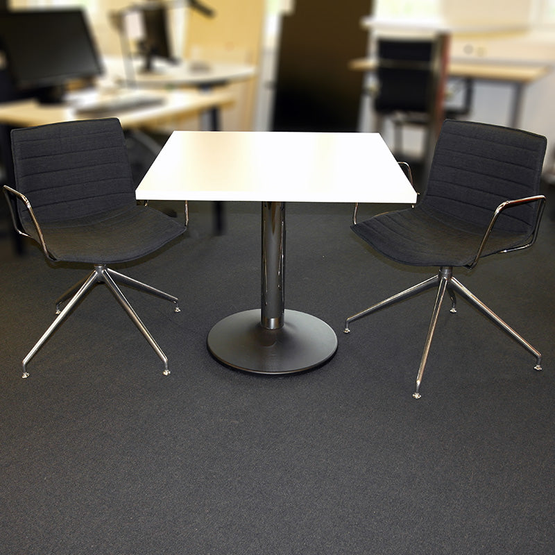 Arper Catifa 46 mørk grå konferansestol med armlener