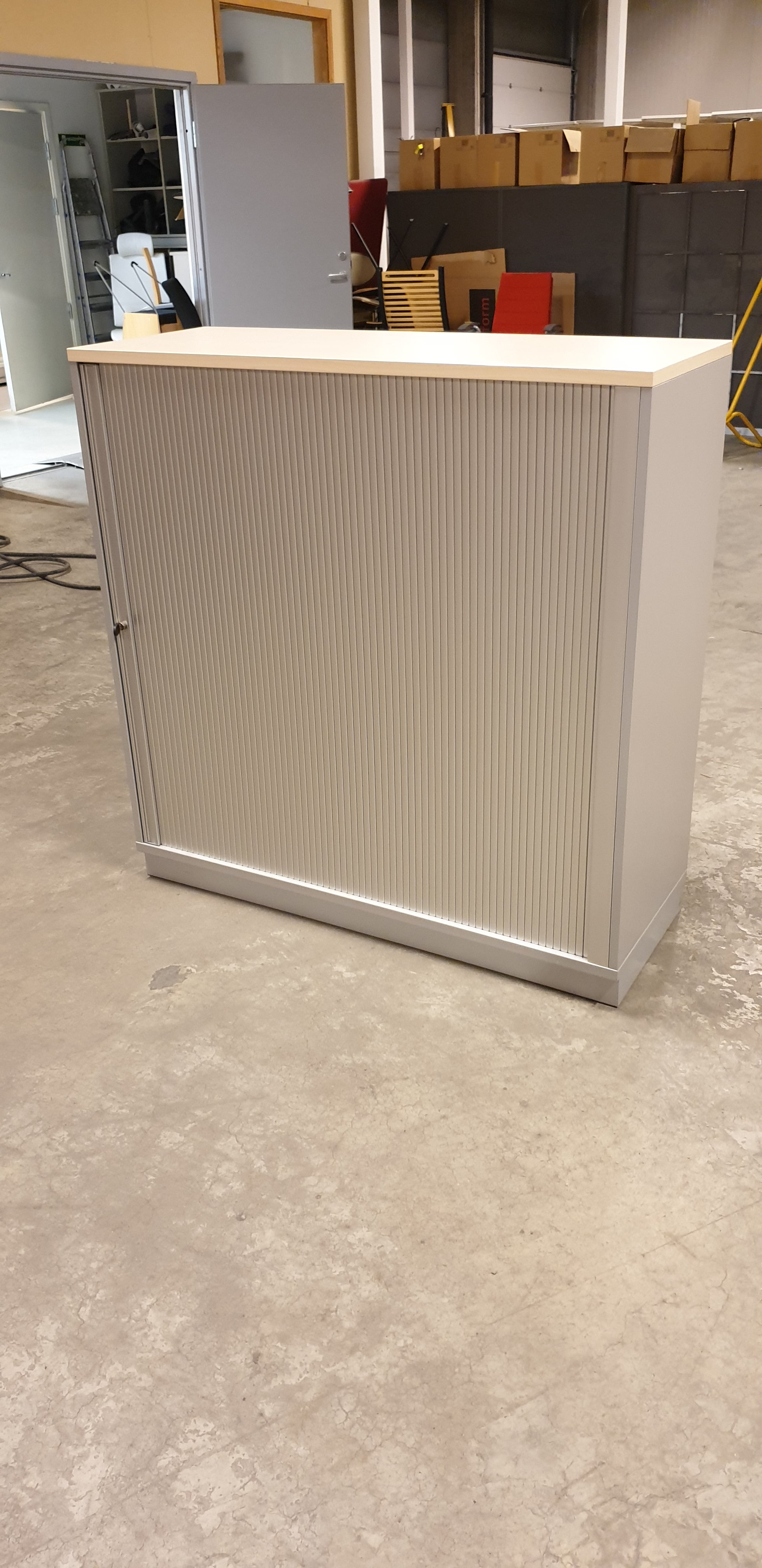 Skap 3P grå sjalusi 120 x 45 x 120 bjerk topp plate