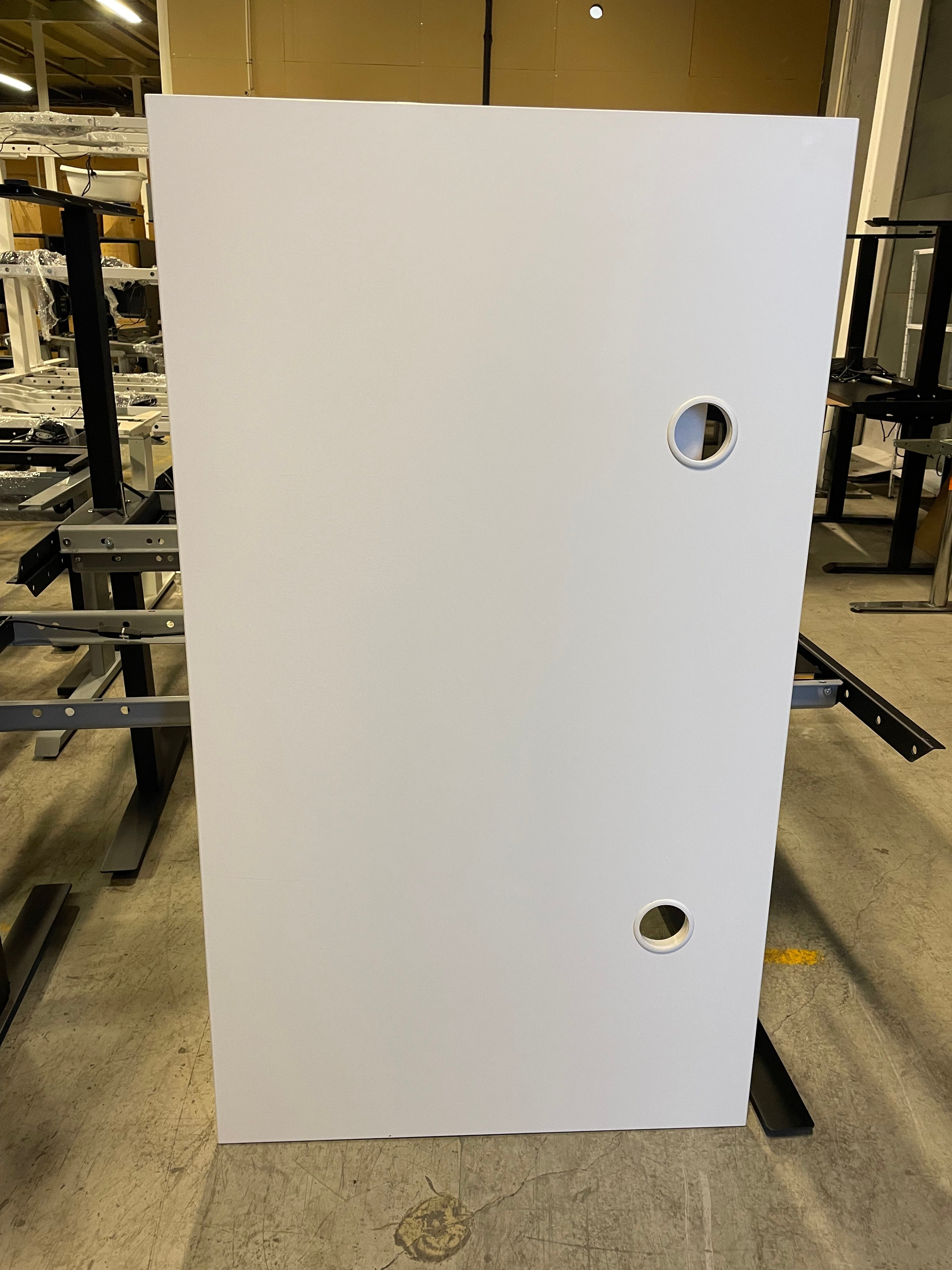 Plate hvit 140 x 80 cm 2 kabelhull