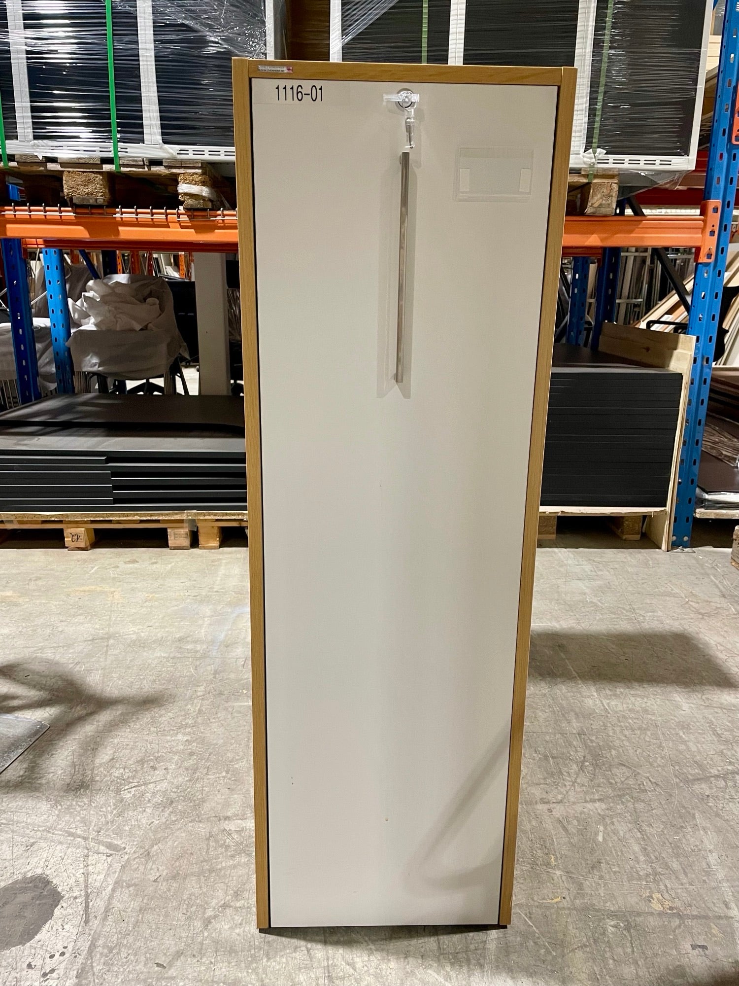 Tårnskap 3p hvit dør eik stamme Svenheim venstre 123 x 90 x 43