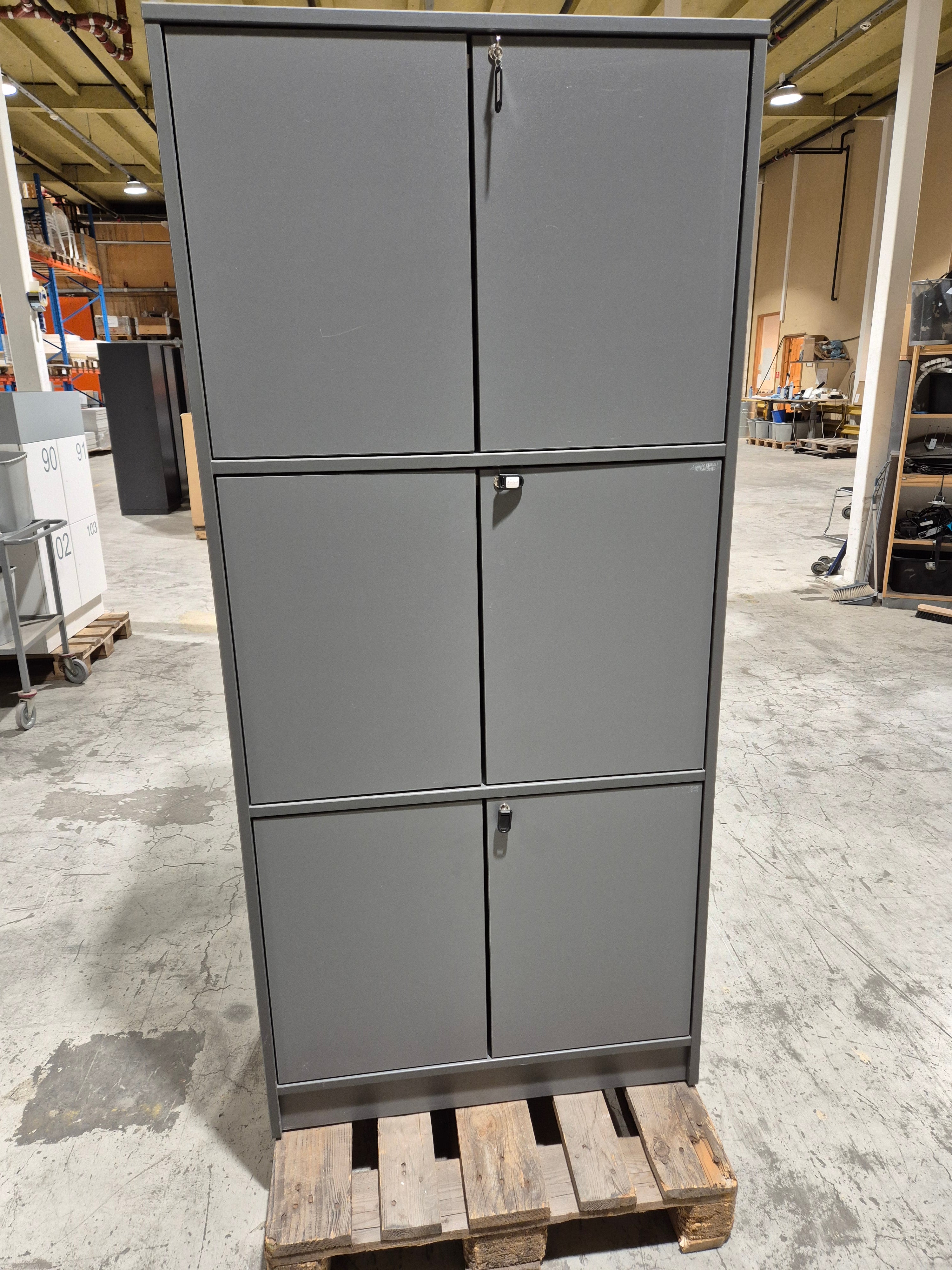 Personlig oppbevaring/lockers antrasitt slagdører Aarsland 81 x 40 x 176 cm låsbart 3 rom