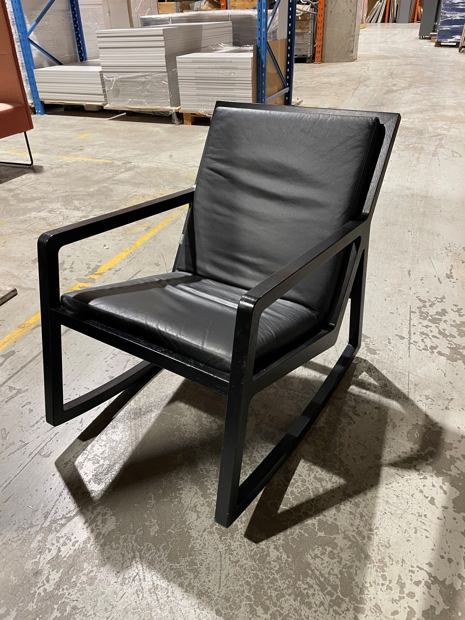 Bellus sort gyngestol skinn sort treverk