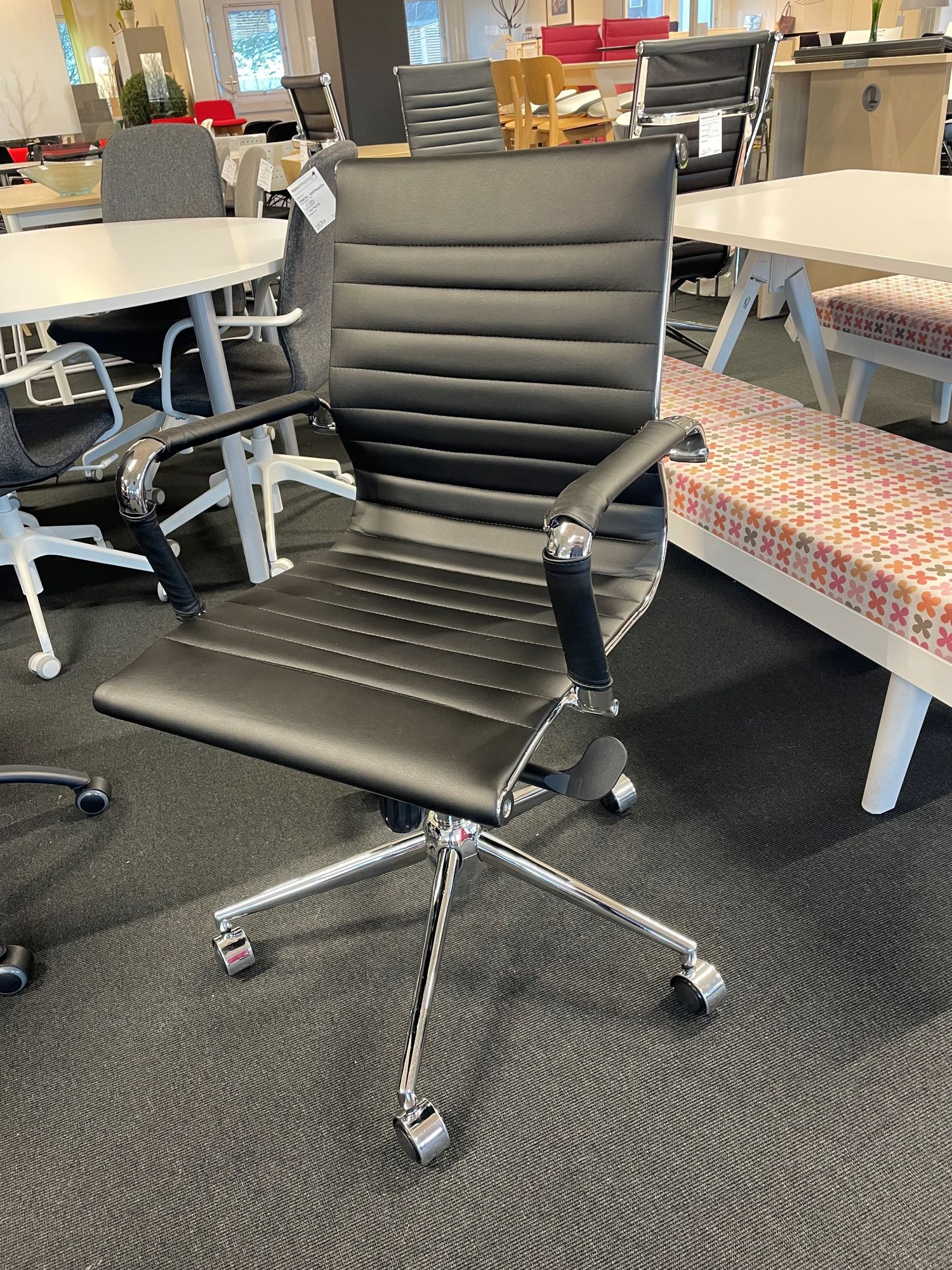 Konferansestol sort kunstskinn krom hjulkryss