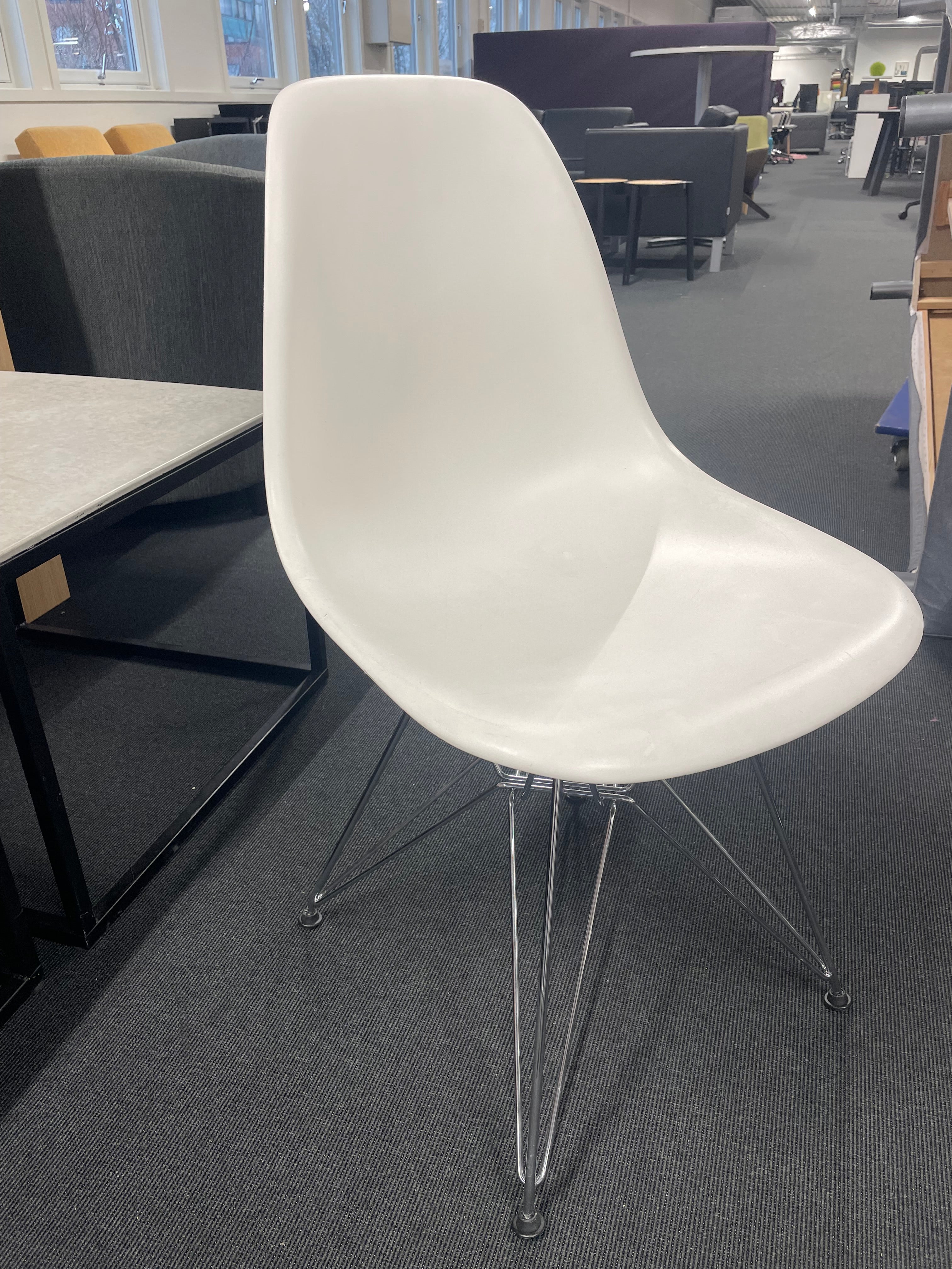 Konferansestol hvit Vitra Eames Plastic krom understell