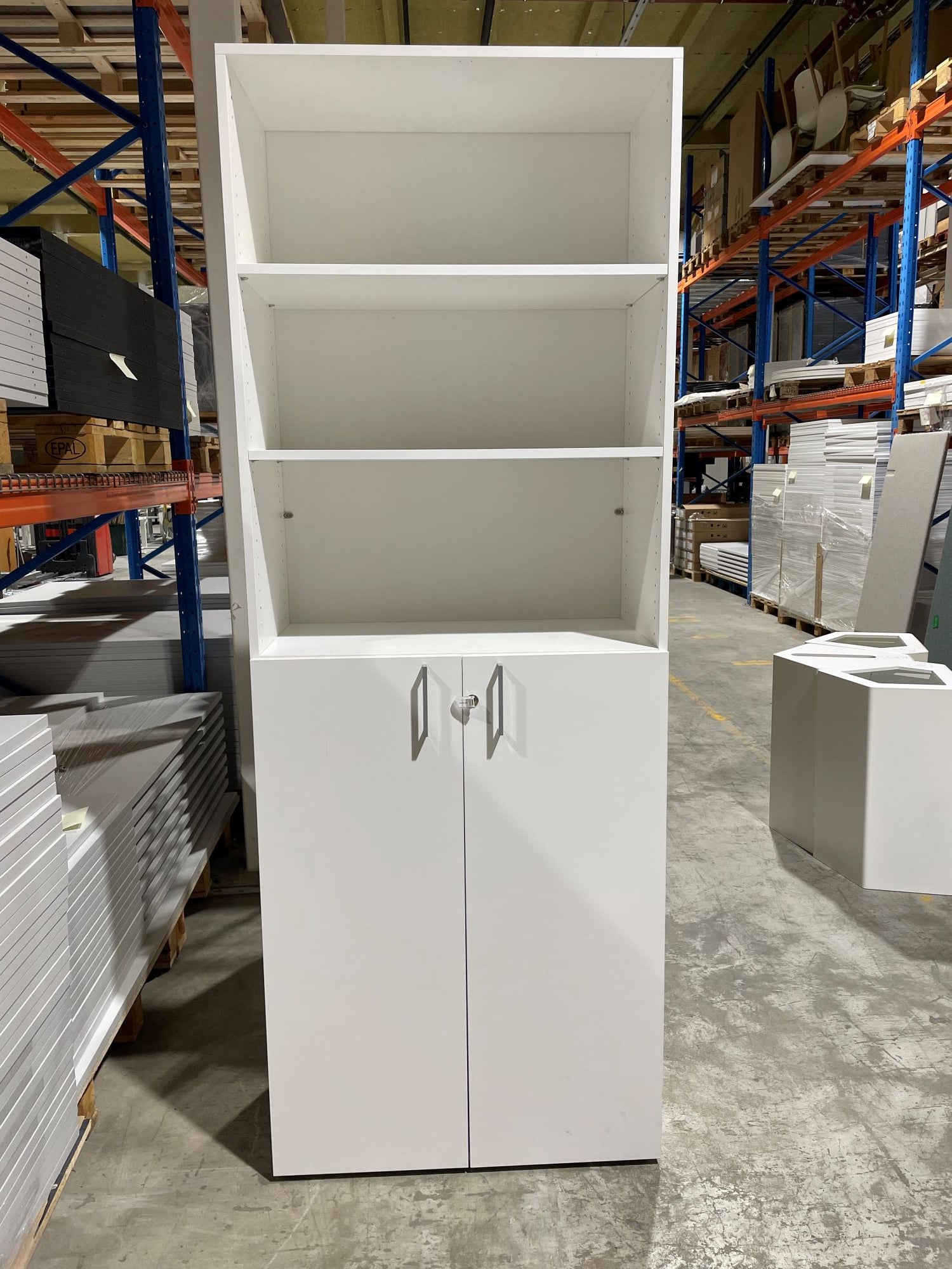 Skap 6 P hvite slagdører Narbutas 80 x 42 x 215 3 hyller låsbart
