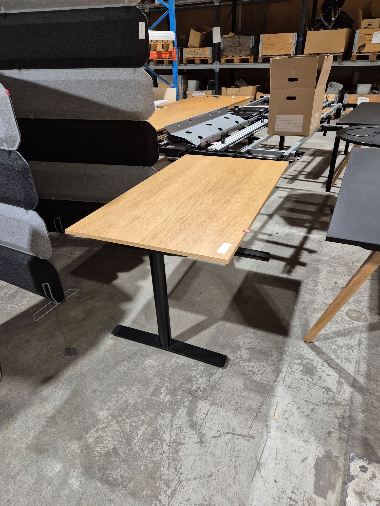 Møtebord eik Kinnarps 140 x 80 cm sort understell