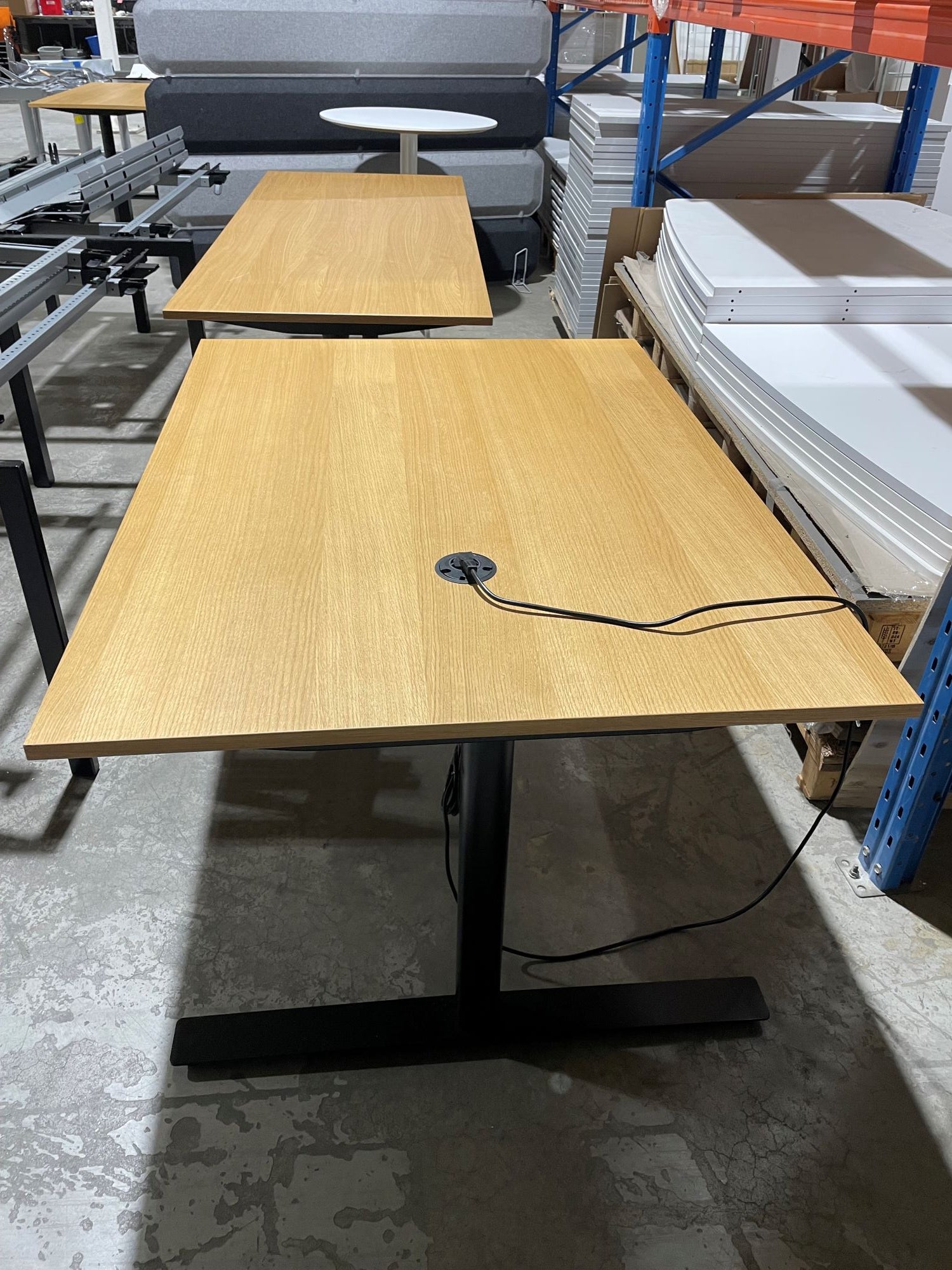 Møtebord eik Kinnarps 140 x 100 cm med sort understell powerdot