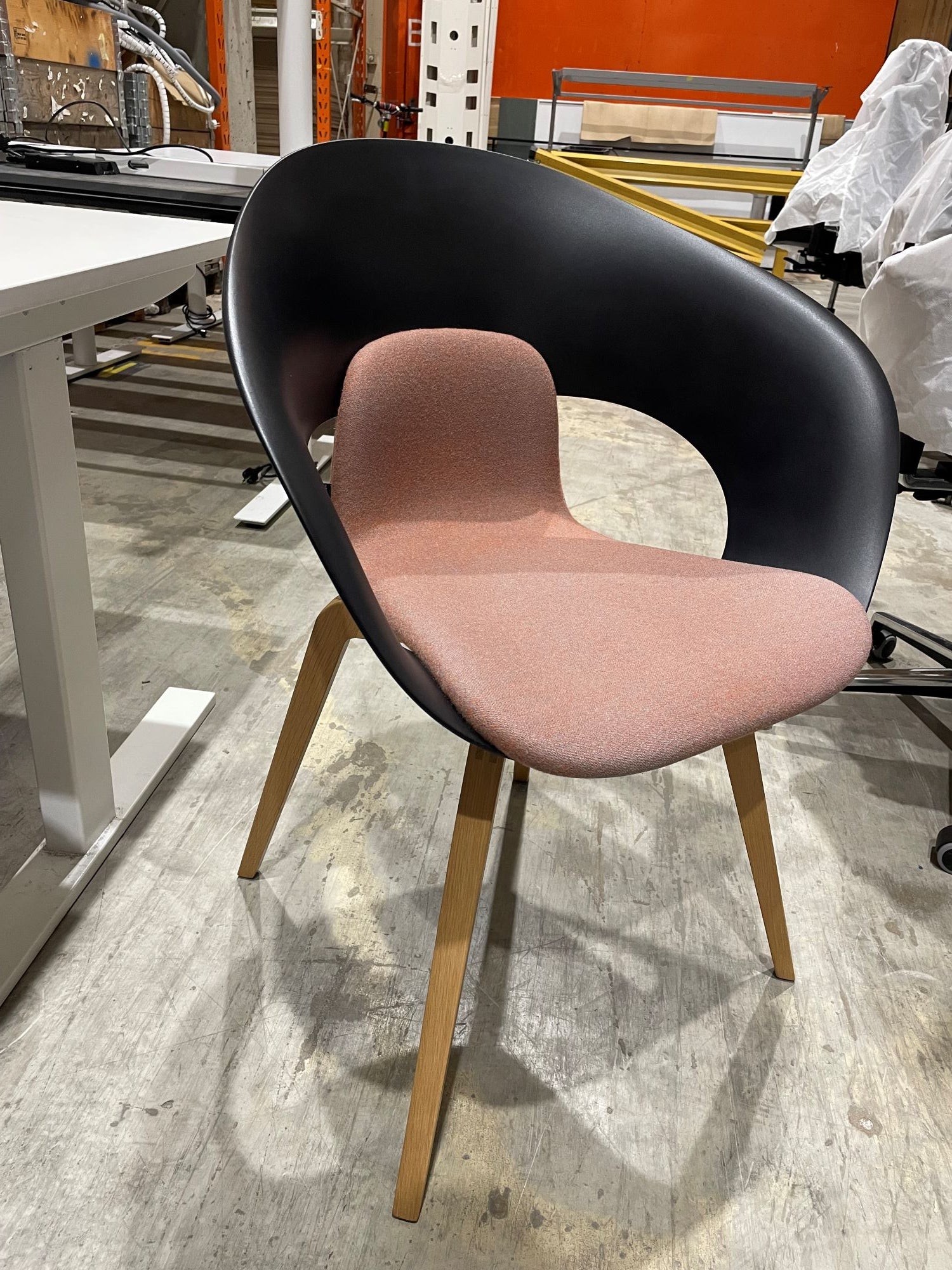 Konferansestol rosa/sort Kinnarps Deli eik ben