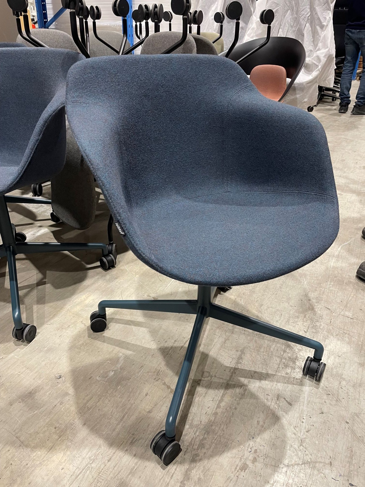 Konferansestol blå Materia hjulkryss