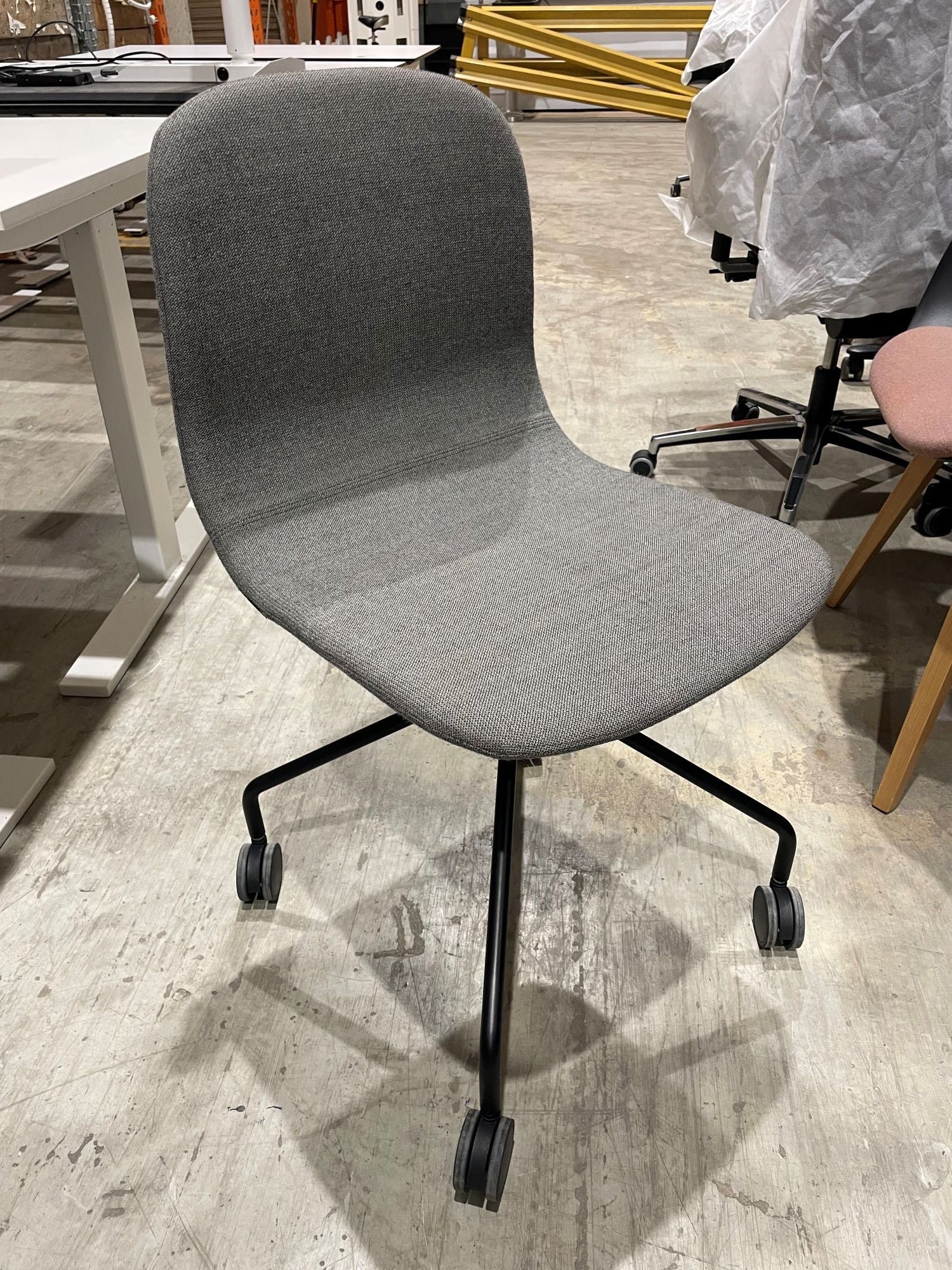 Konferansestol Neo Lite grå Materia sort hjulkryss