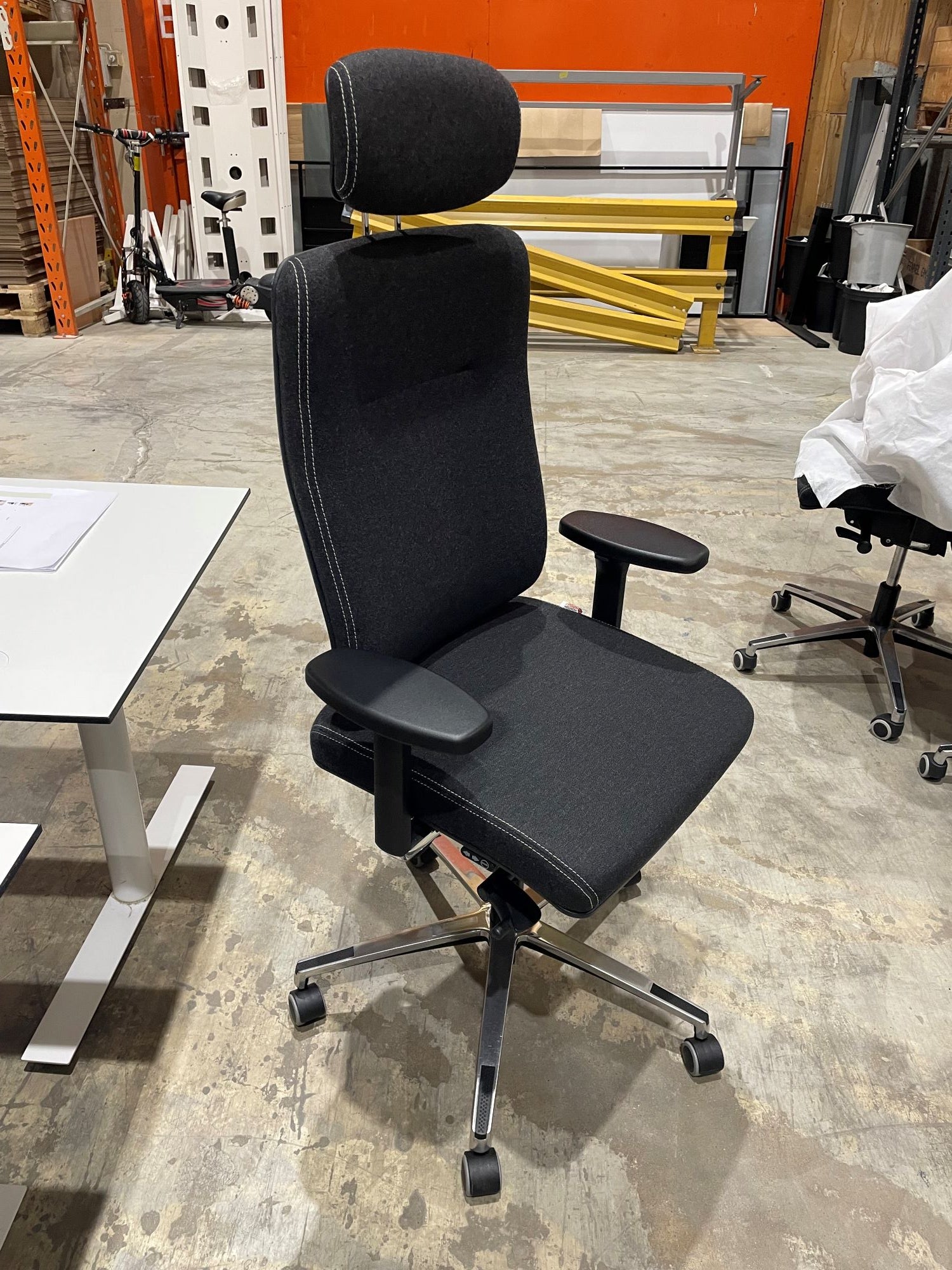 Kontorstol grå KK krom hjulkryss nakkestøtte armlener ullstoff