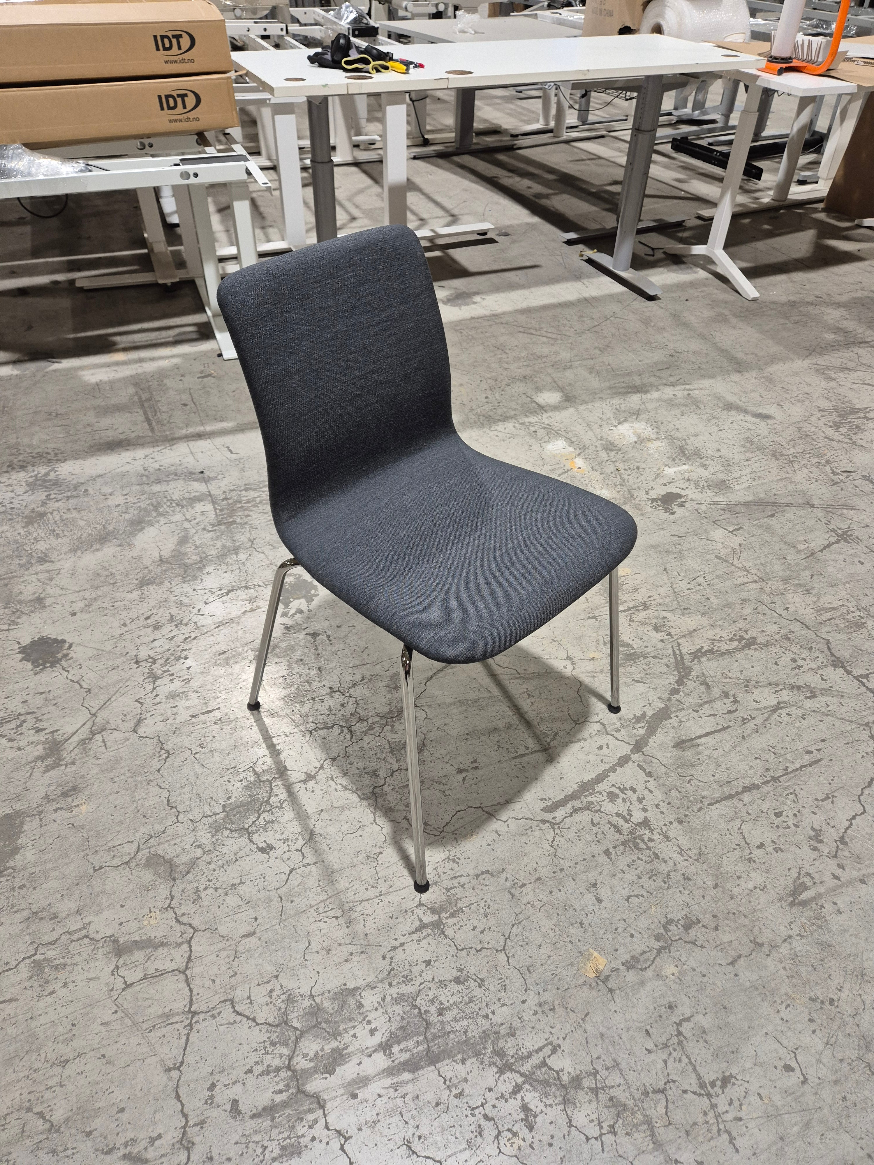 Konferansestol grå EFG krom ben stablebar