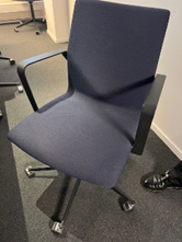 Konferansestol blå Four Design Four Cast XL sort hjulkryss armlen