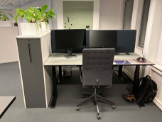 Skrivebord komplett grå linoleum 180 x 80 Sveinheim sort hev senk Evoline el-enhet slisse