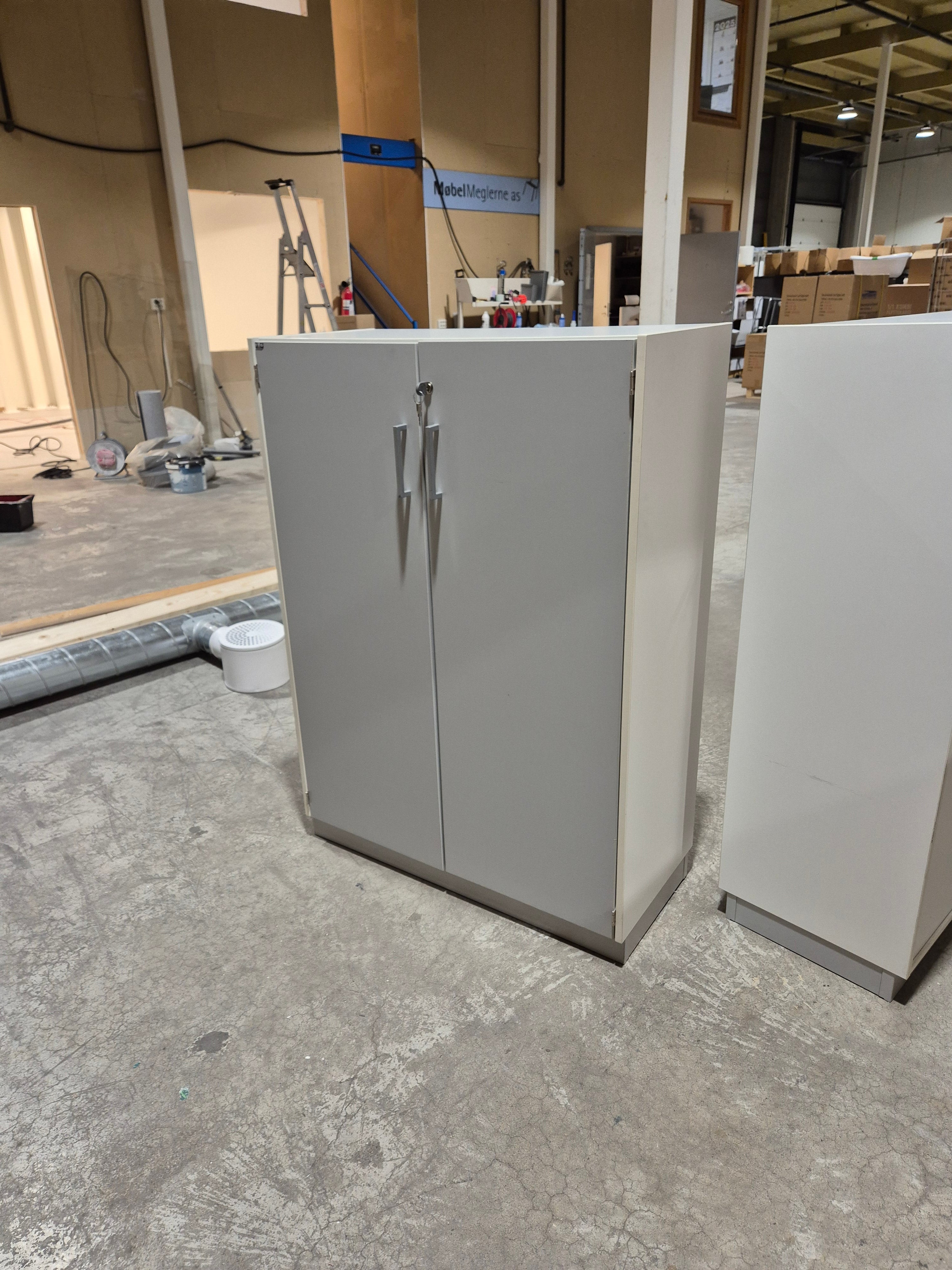 Skap 3p hvit lys grå slagdører EFG 90 x 40 x 125