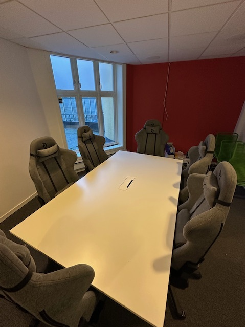Møtebord hvitt 200 x 120 kabelluke