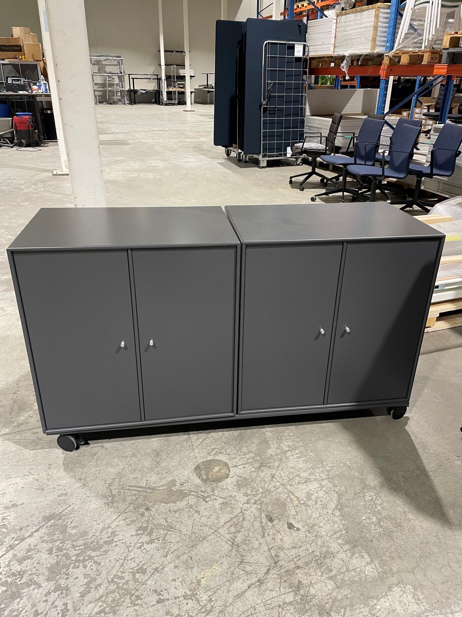 Skap 2P antrasitt slagdør Montana 140 x 47 x 80