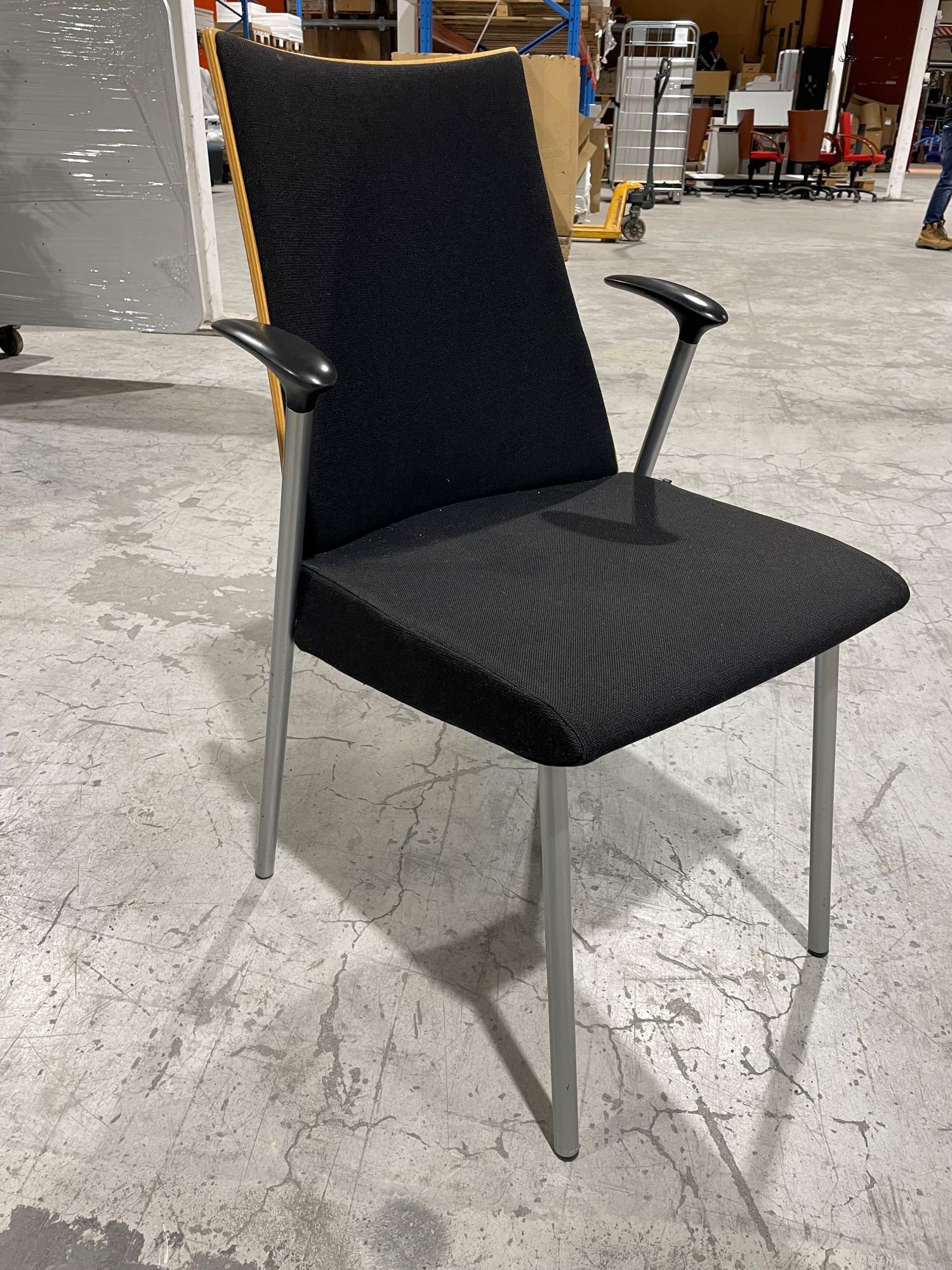 Konferansestol sort bjerk Fora Form Viva sittehøyde 47