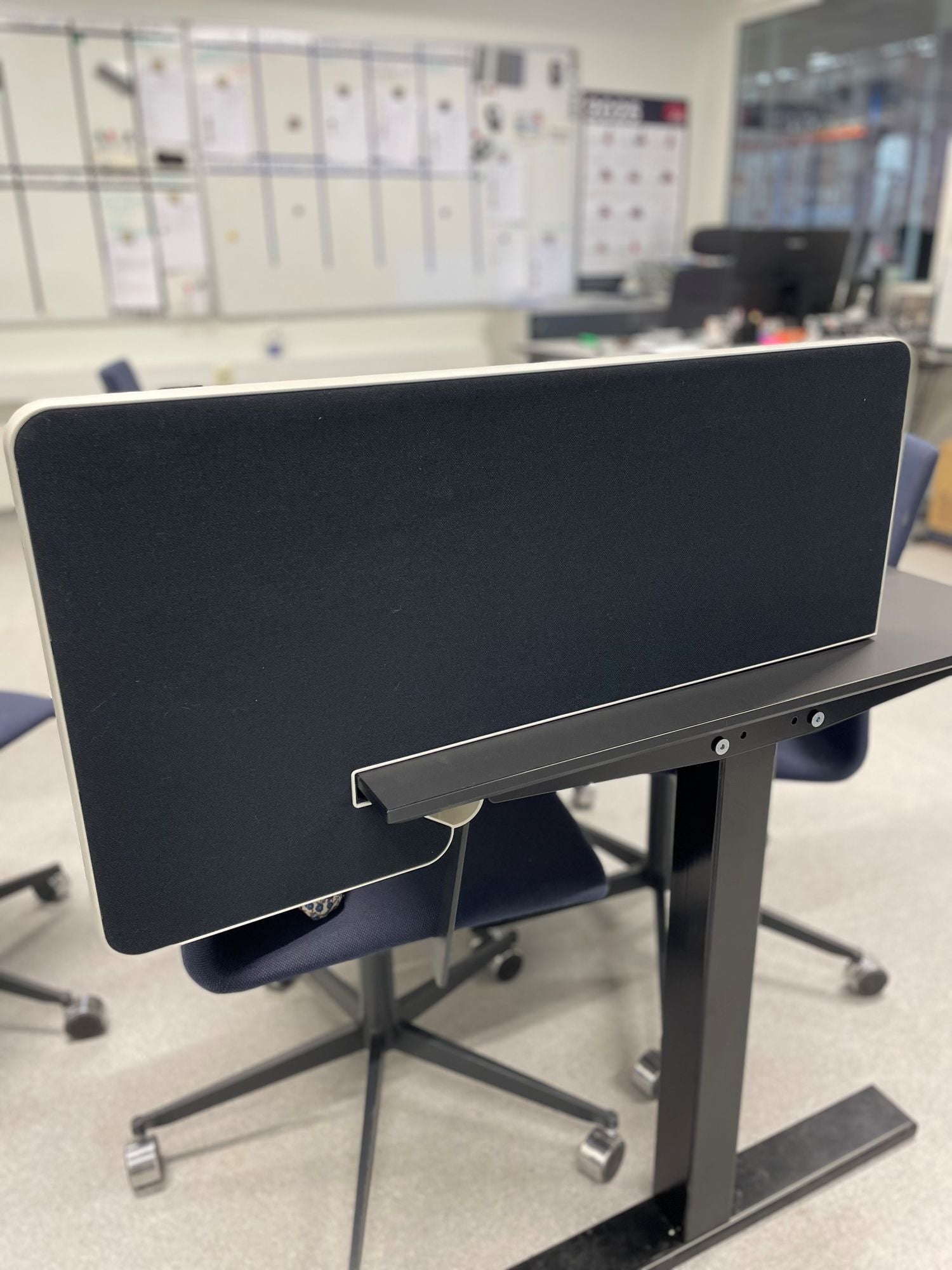 Skillevegg bord sort H30 B78Vitra