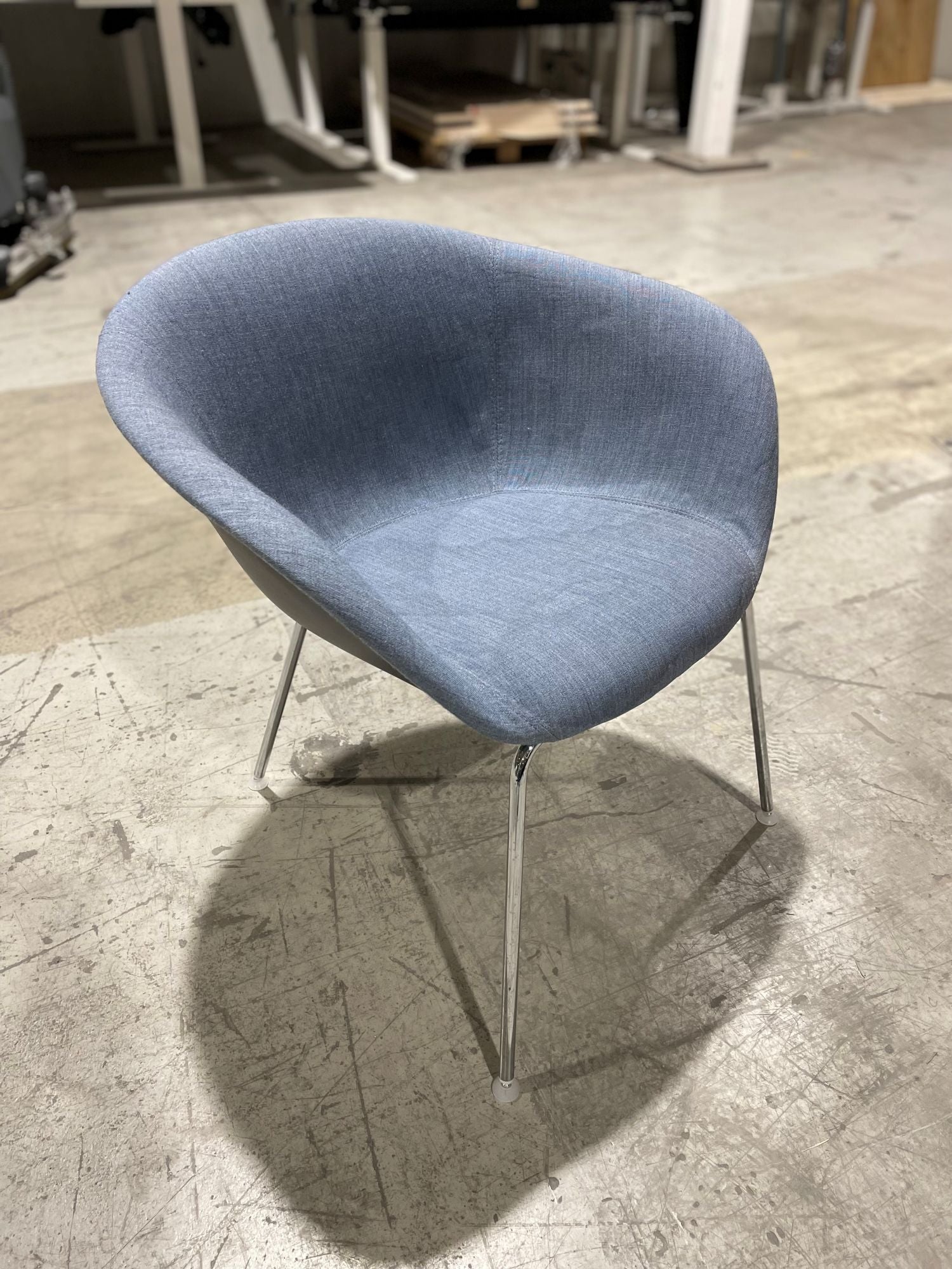 Konferansestol lys blå krom understell