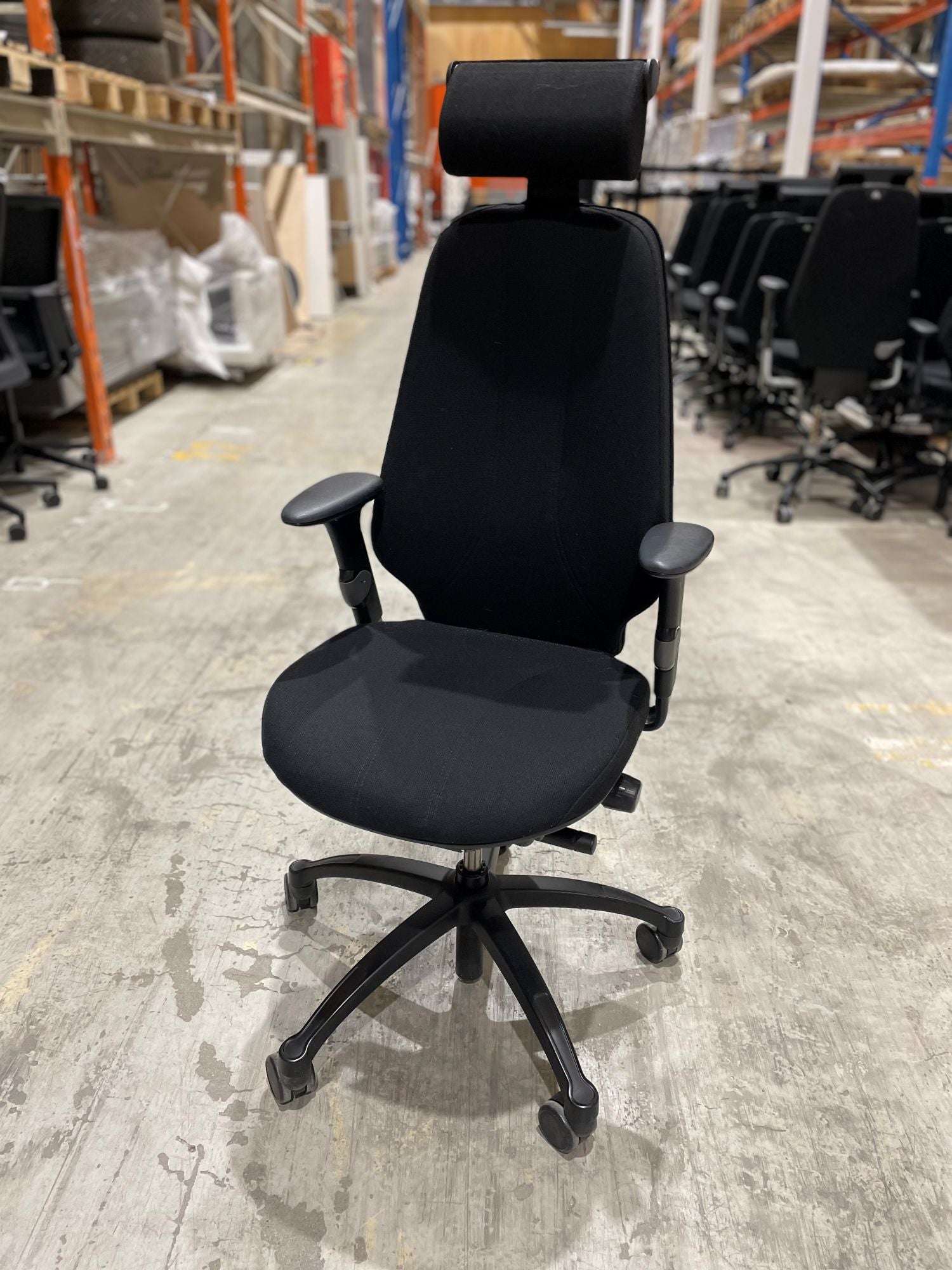 Kontorstol sort RH armlen nakkestøtte sort hjulkryss