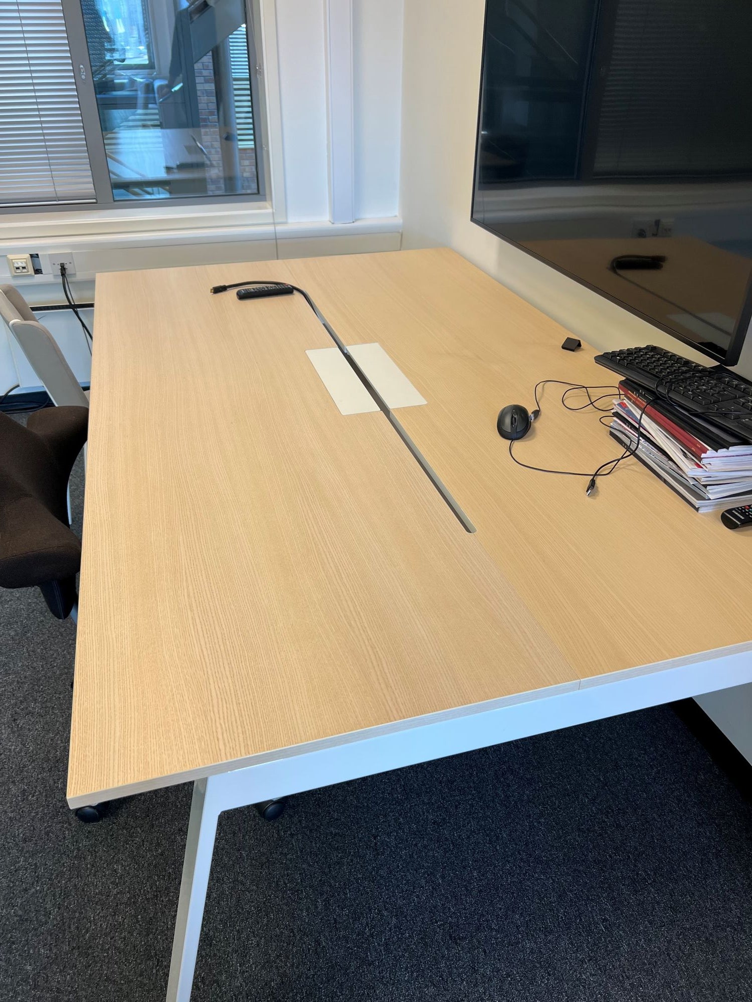 Møtebord eik 210 x 125 hvitt understell kabelluke slise