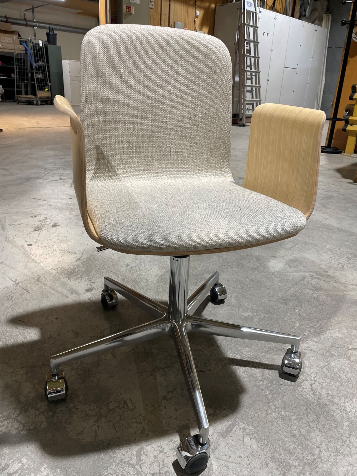 Konferansestol beige Bolia krom hjulkryss
