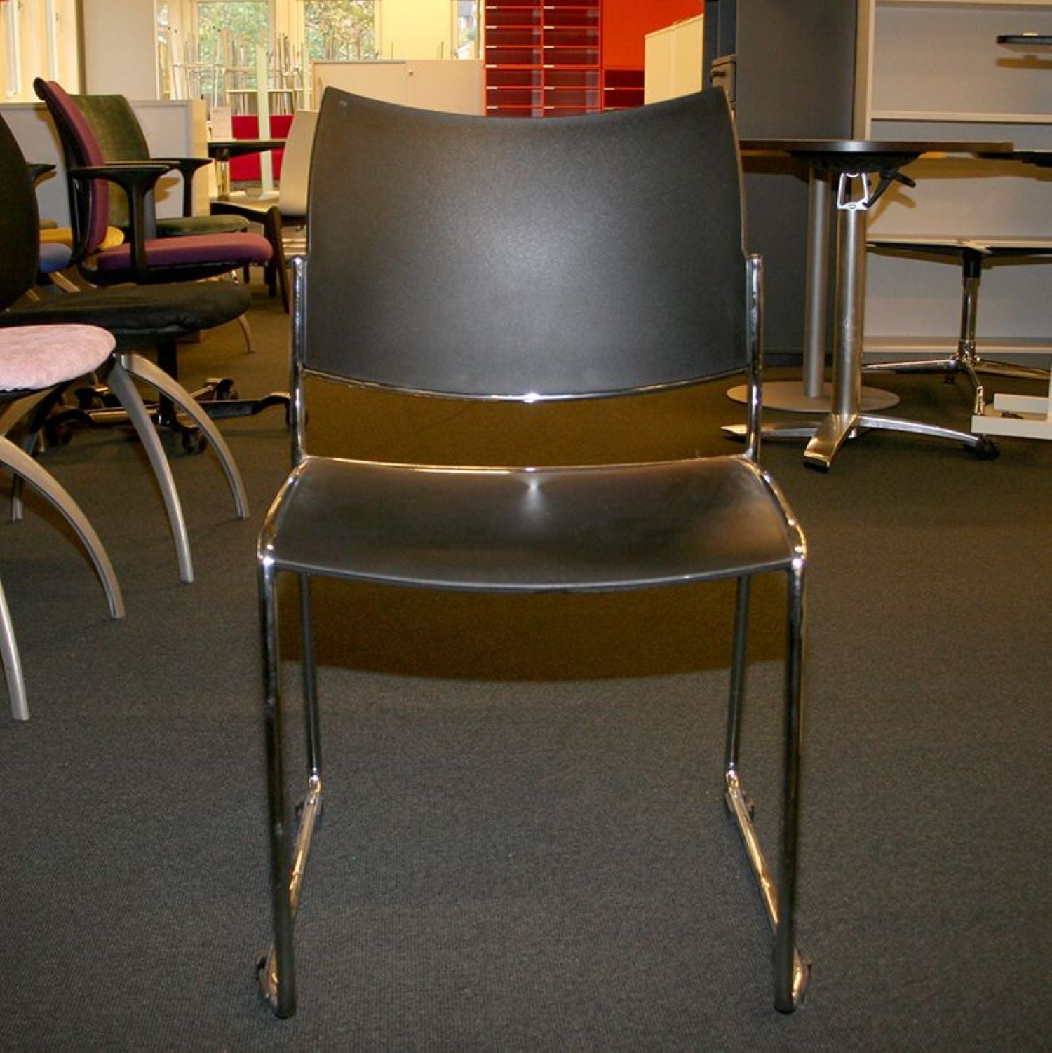 Sort konferansestol med krom understell