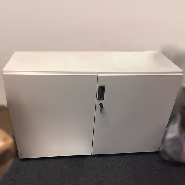 Skap 2P hvit slagdører Vitra 120 x 44 x 82 låsbart