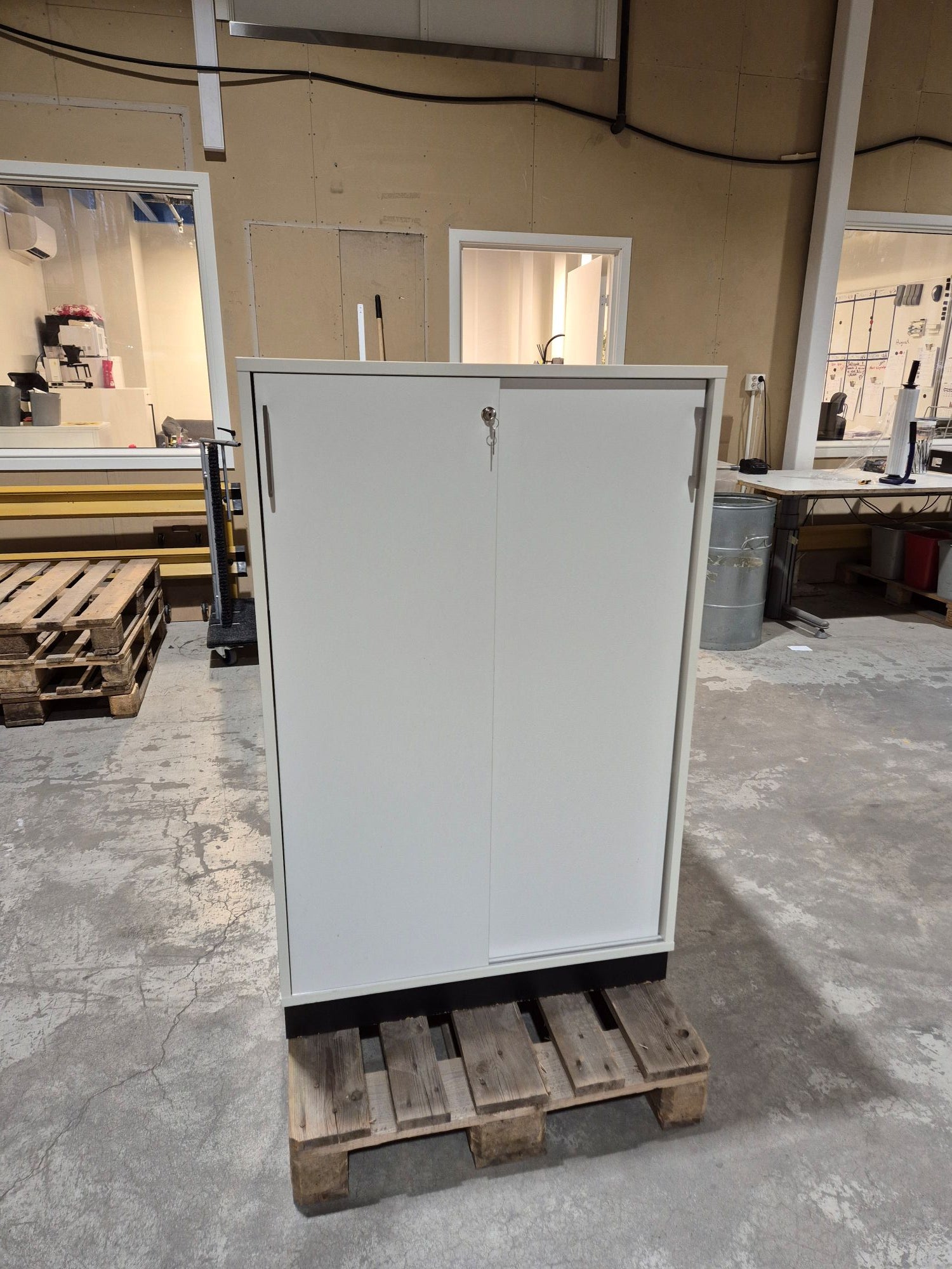 Skap 3P hvitt Holmris skyvedører  H127 B80
