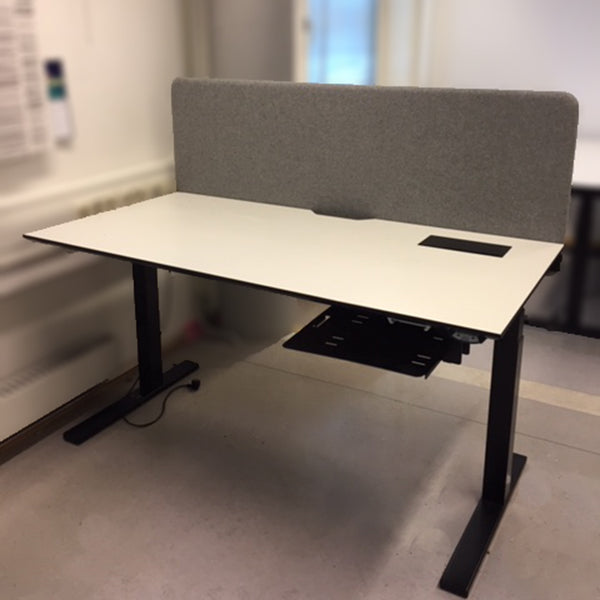 Plate lys grå 160 x 80 kabelluke sort kant
